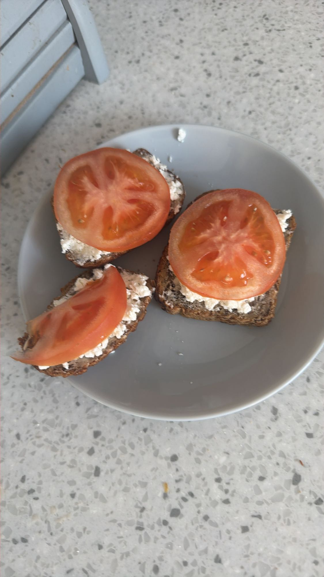 Kanapki z twarogiem i pomidorem