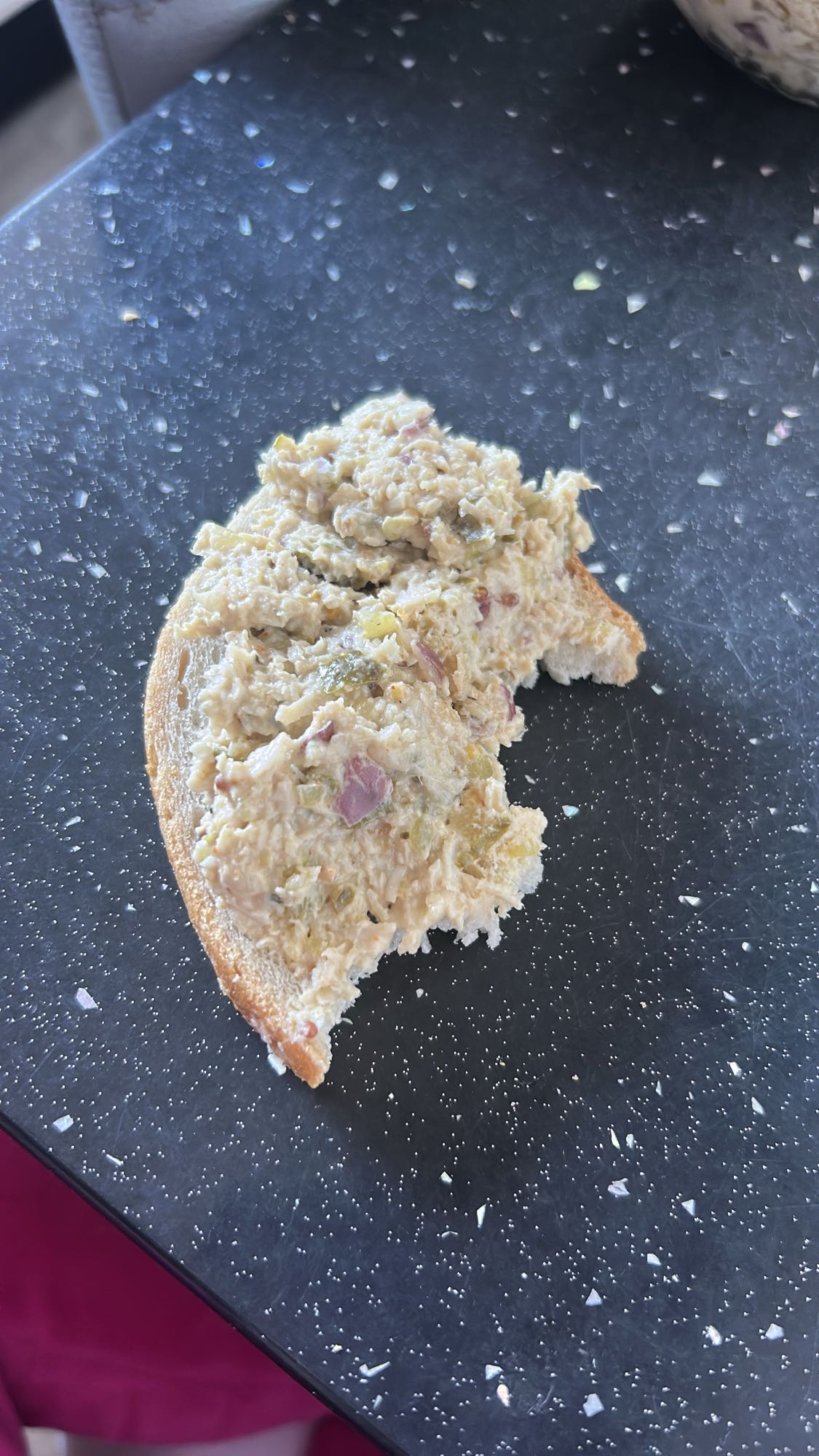 kanapka z pastą tuńczykową