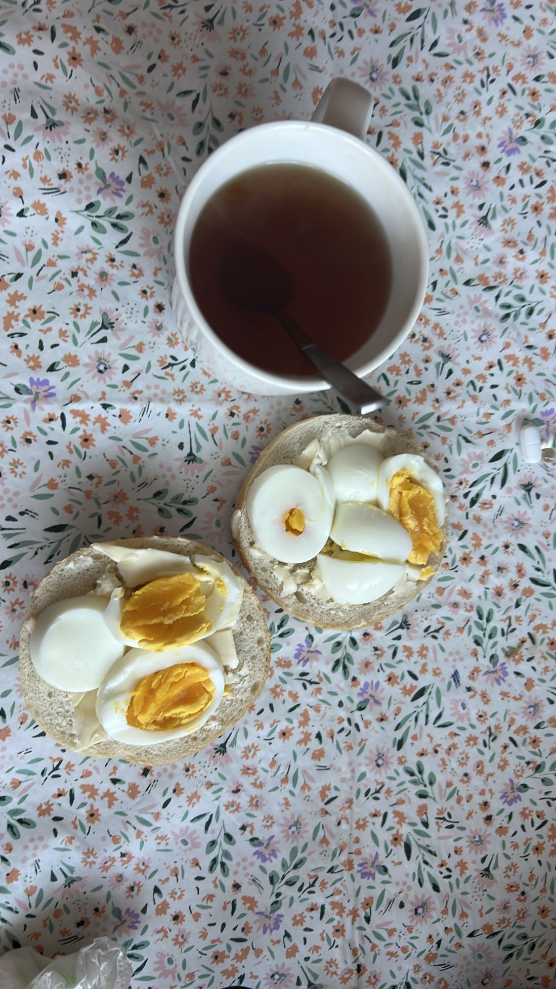 Bułka z jajkiem i herbatą