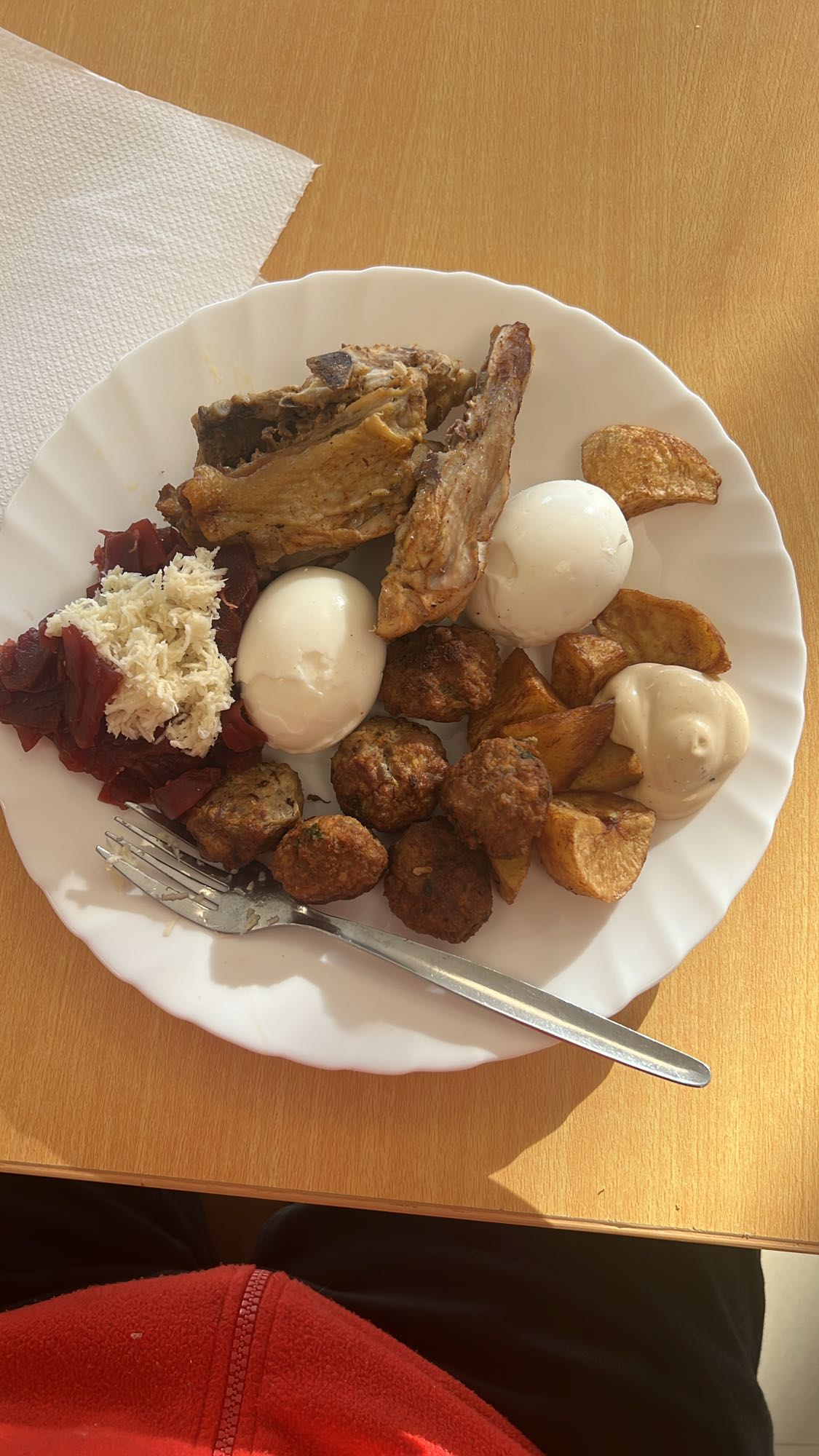 Platou mixt cu ouă și cartofi