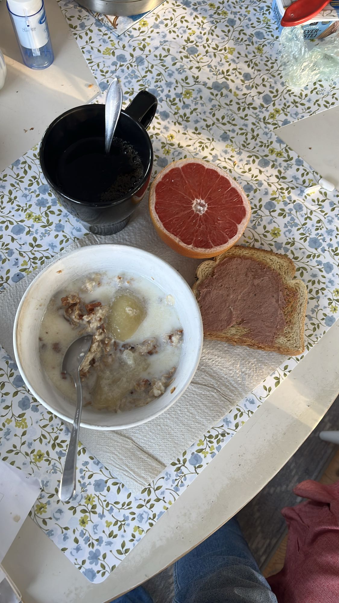 Frukost med gröt och leverpastej