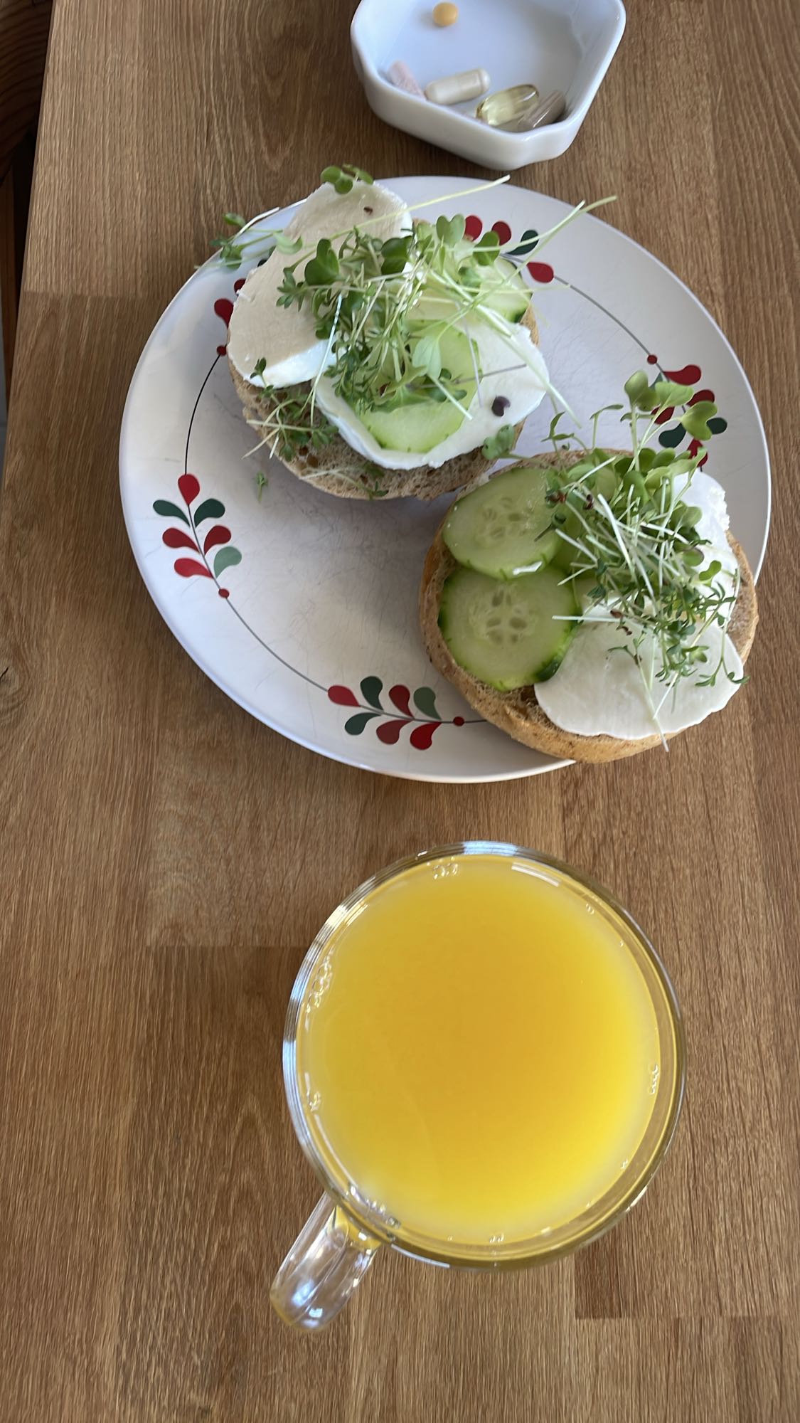 Kanapki z twarogiem i sokiem