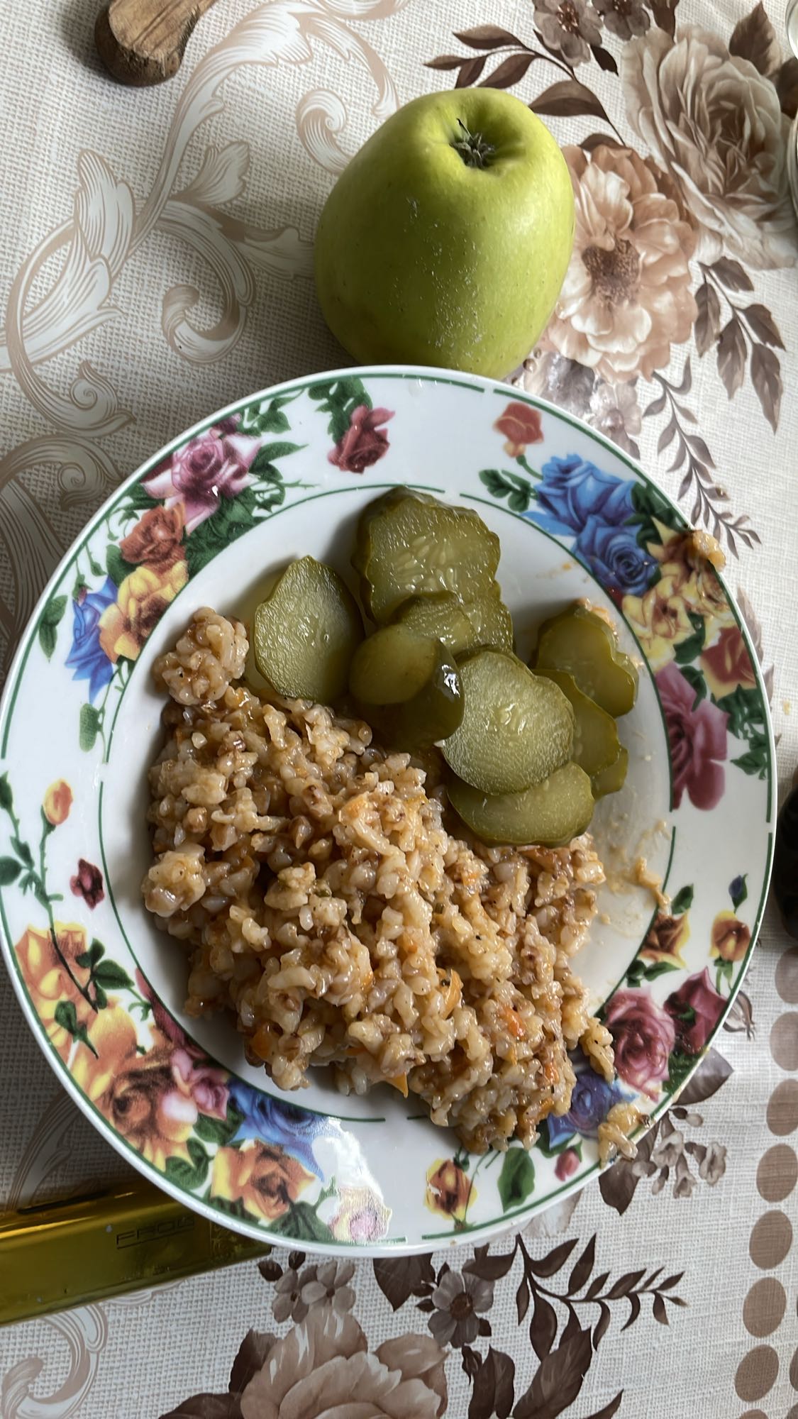 гречка с солёными огурцами и яблоком