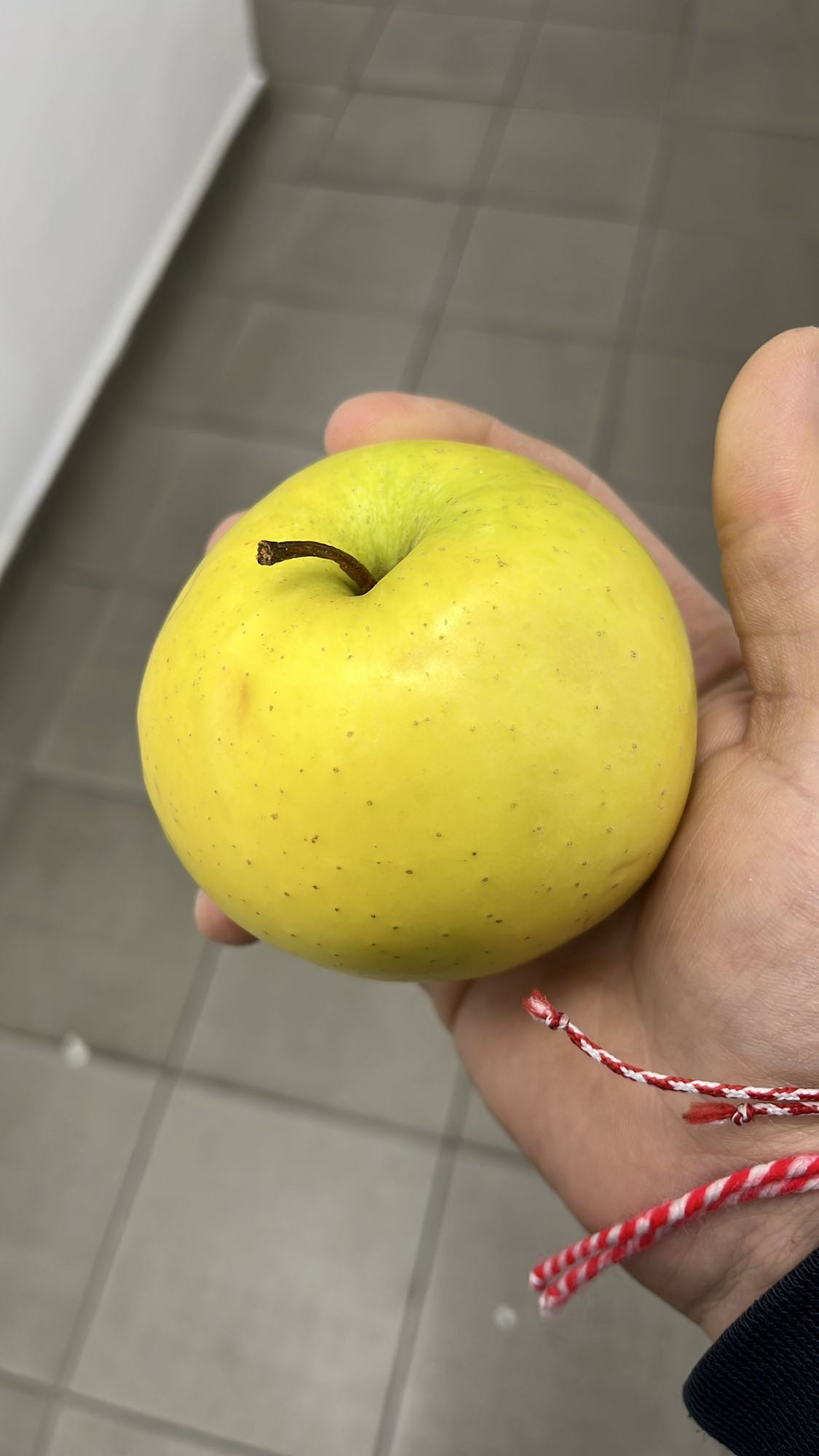 жълта ябълка