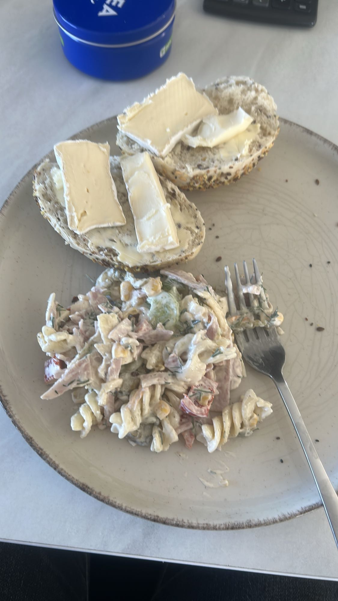 kanapka z serem i sałatka makaronowa