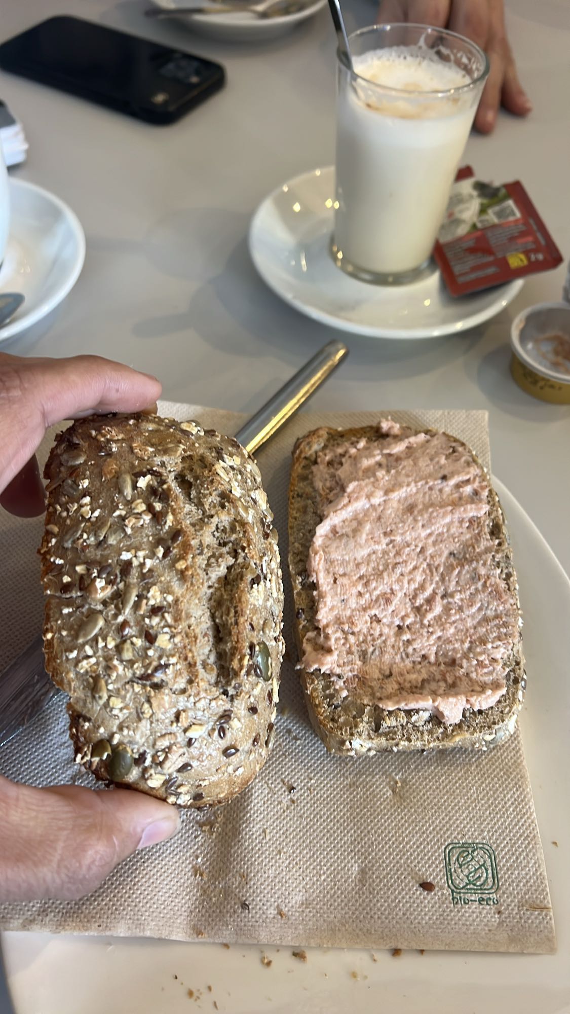 Pan integral con paté y leche