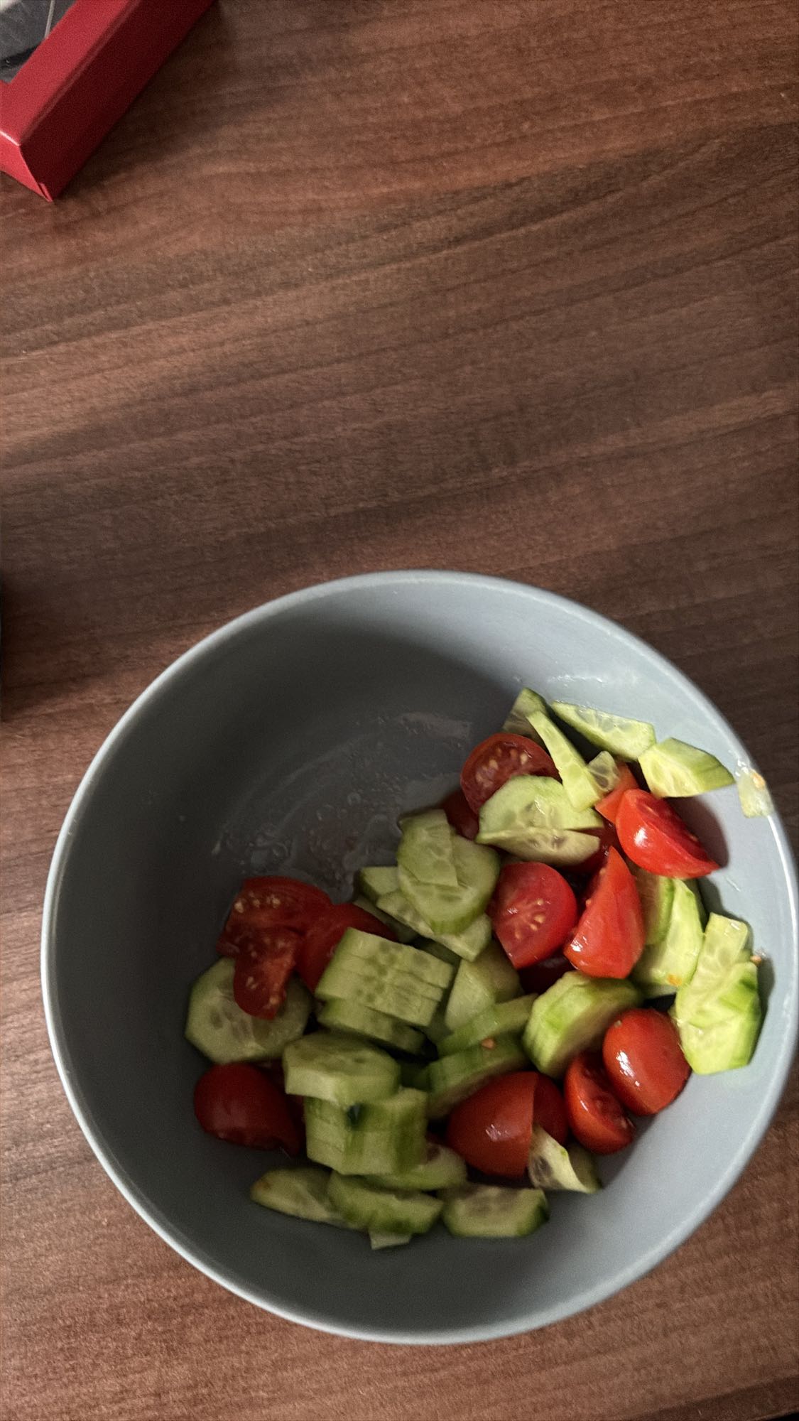 Salată castraveți și roșii