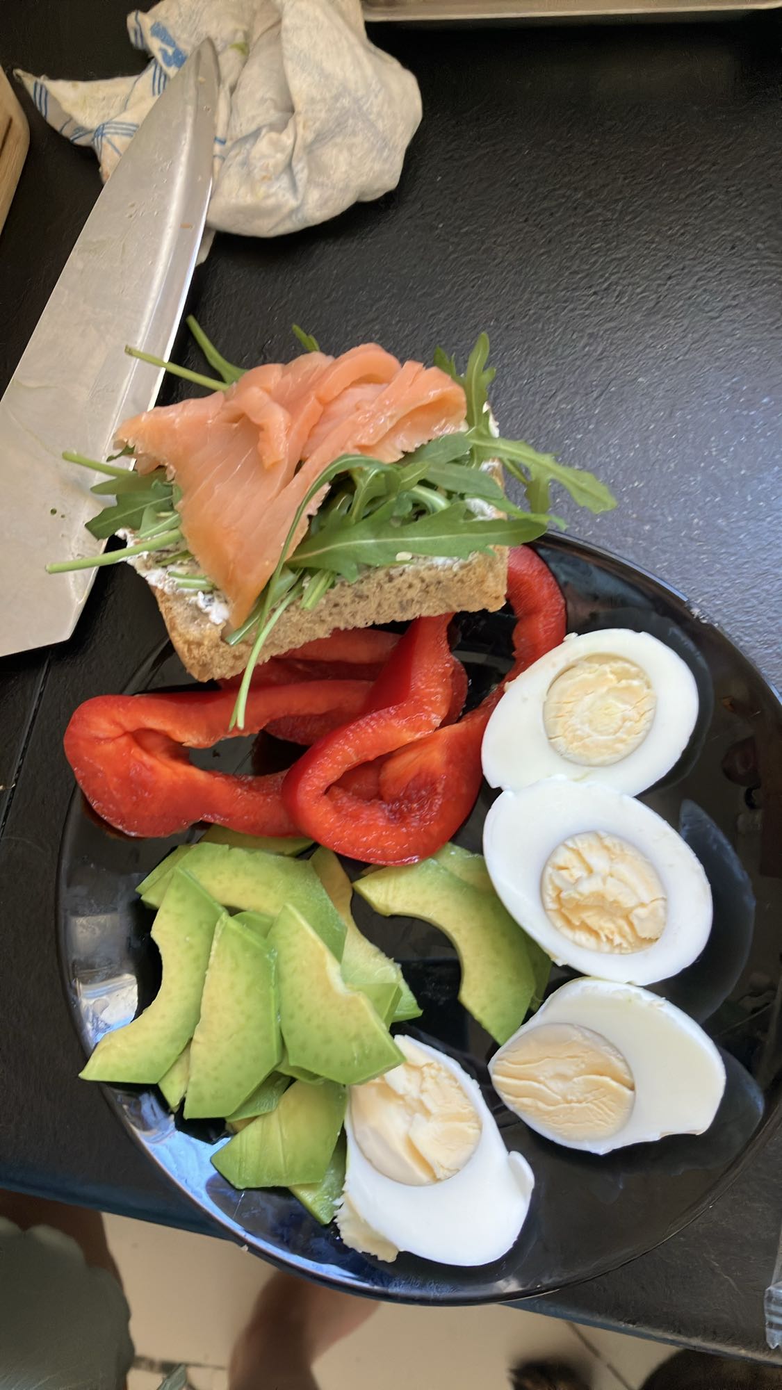 Kanapka z łososiem i jajkiem