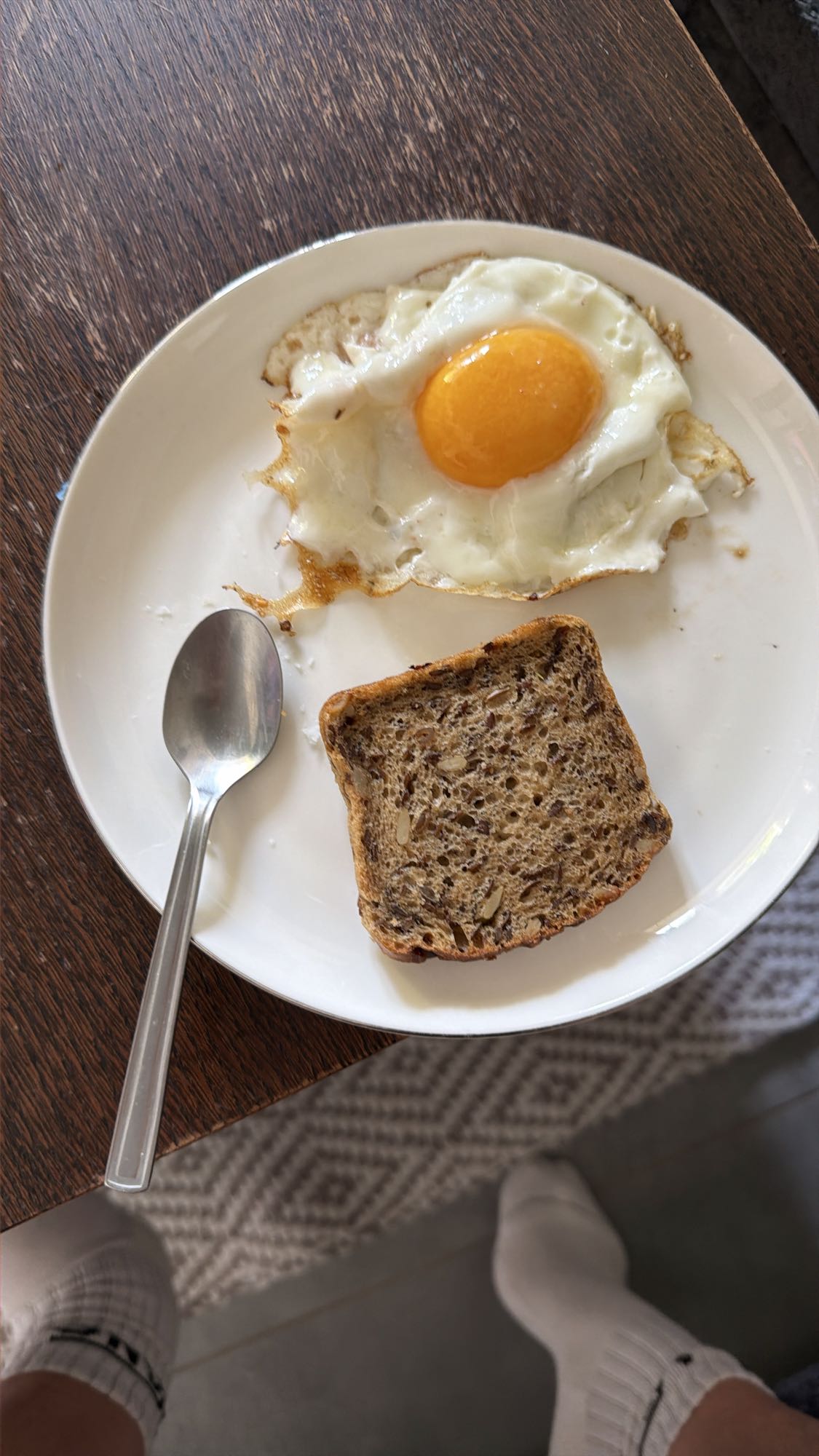 Jajko sadzone i chleb pełnoziarnisty