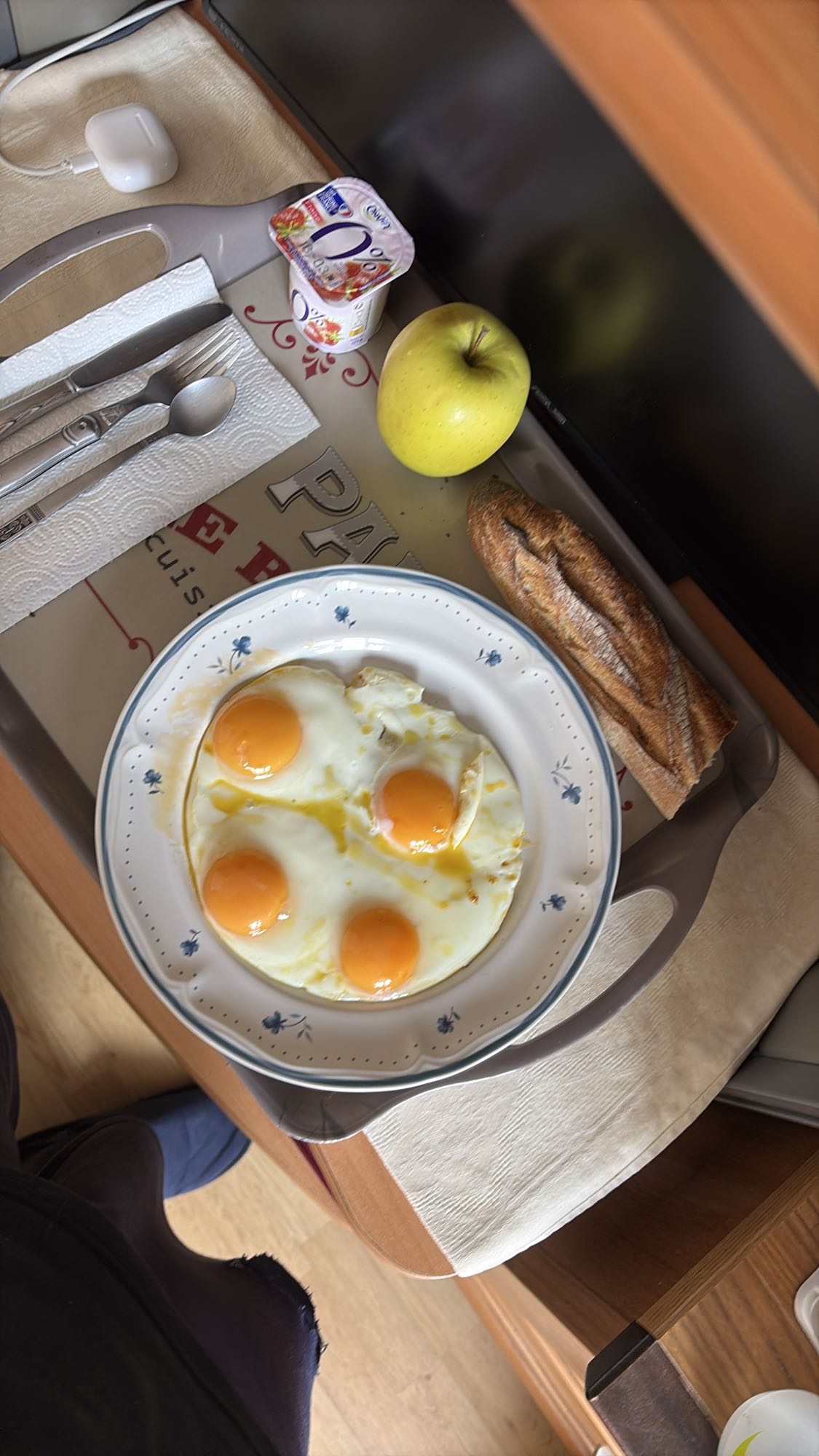 Petit-déjeuner œufs et fruits