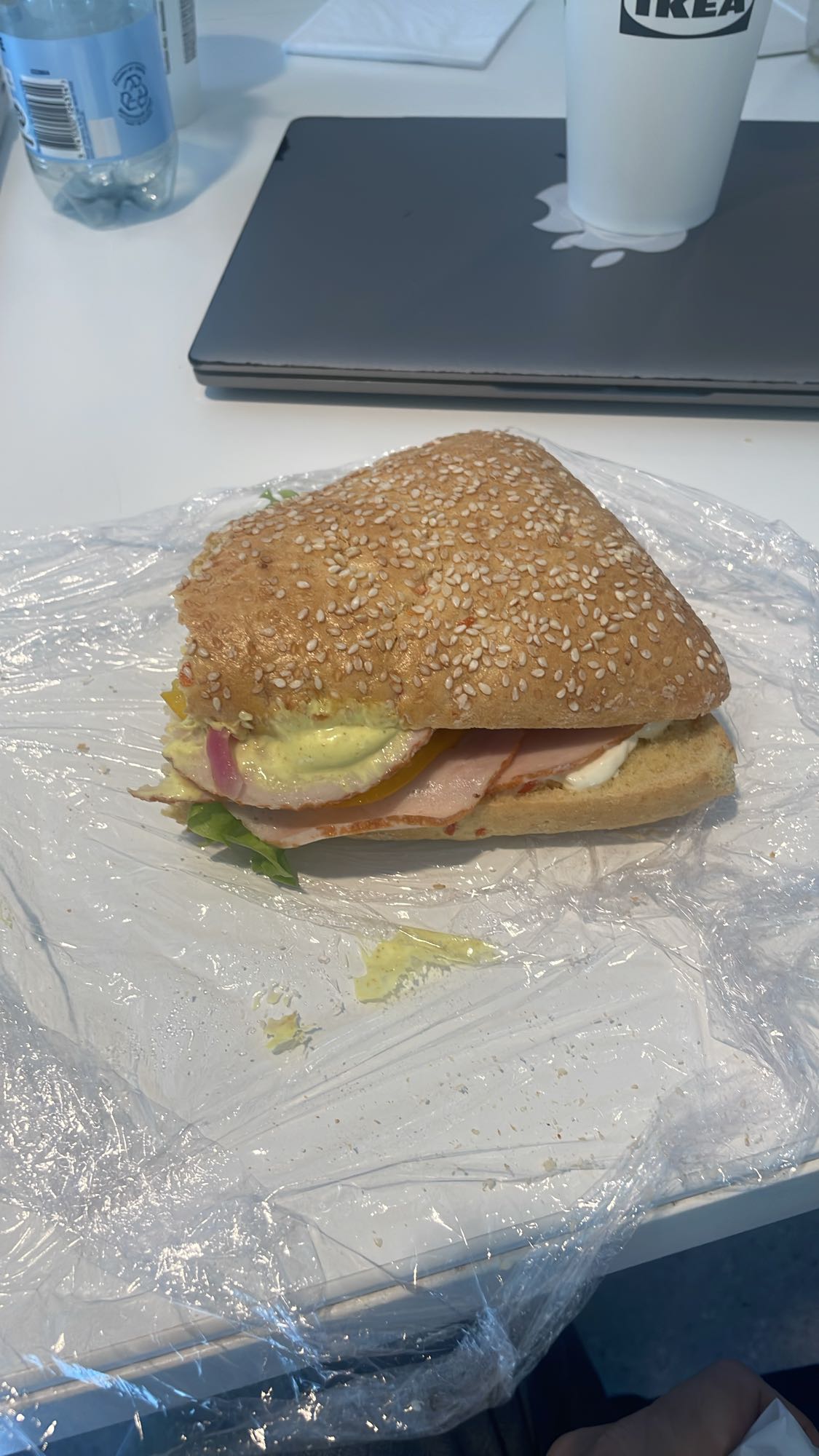 Skinksmörgås med sesambröd