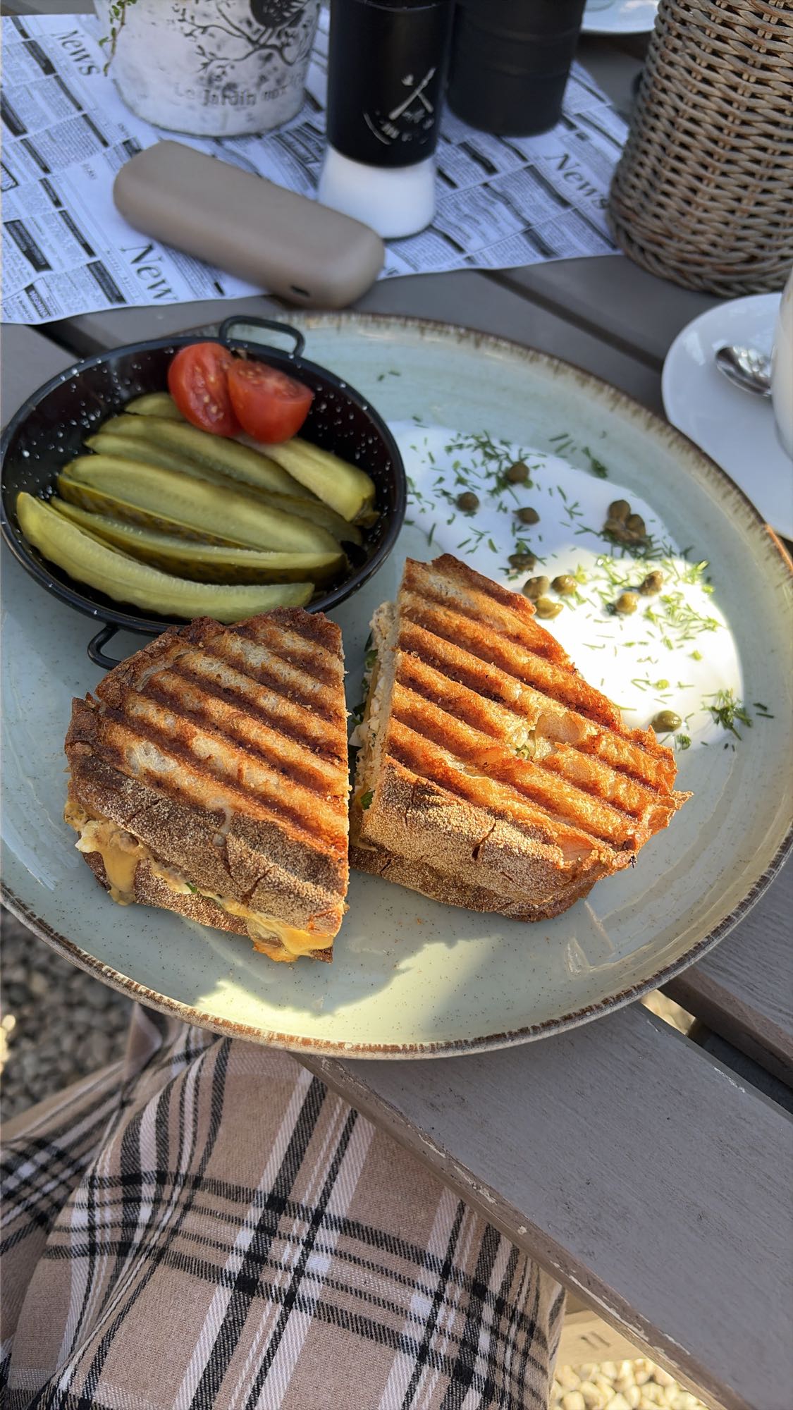 kanapka z serem i warzywami