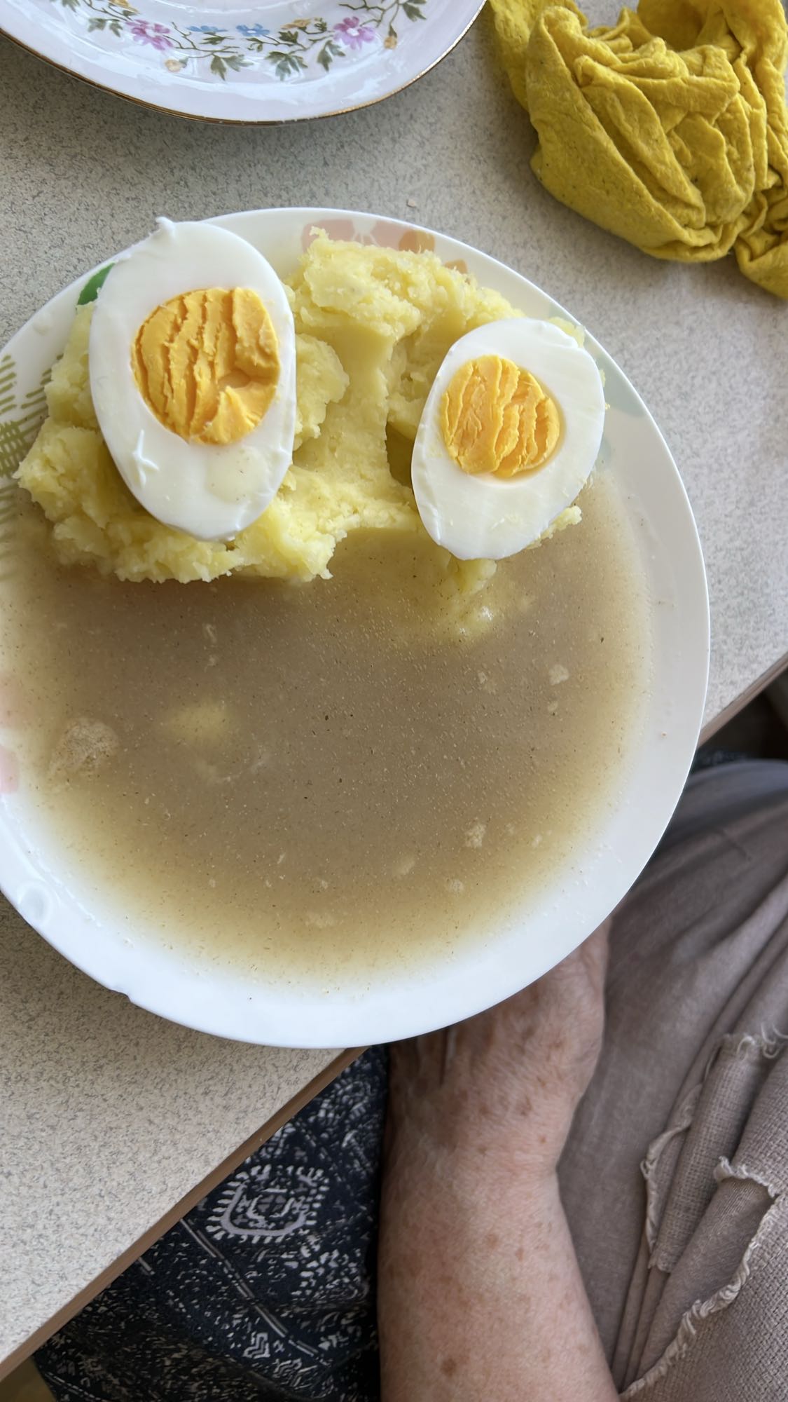 Jajko z ziemniakami i bulionem