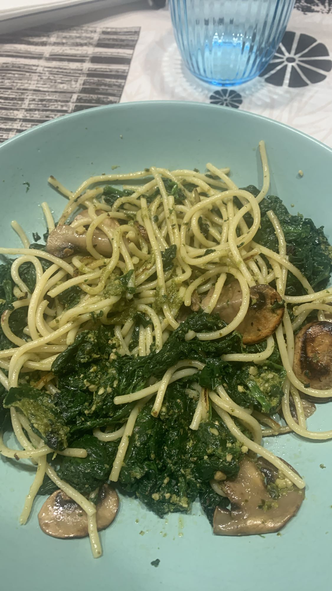 espaguetis con espinaca y champiñones