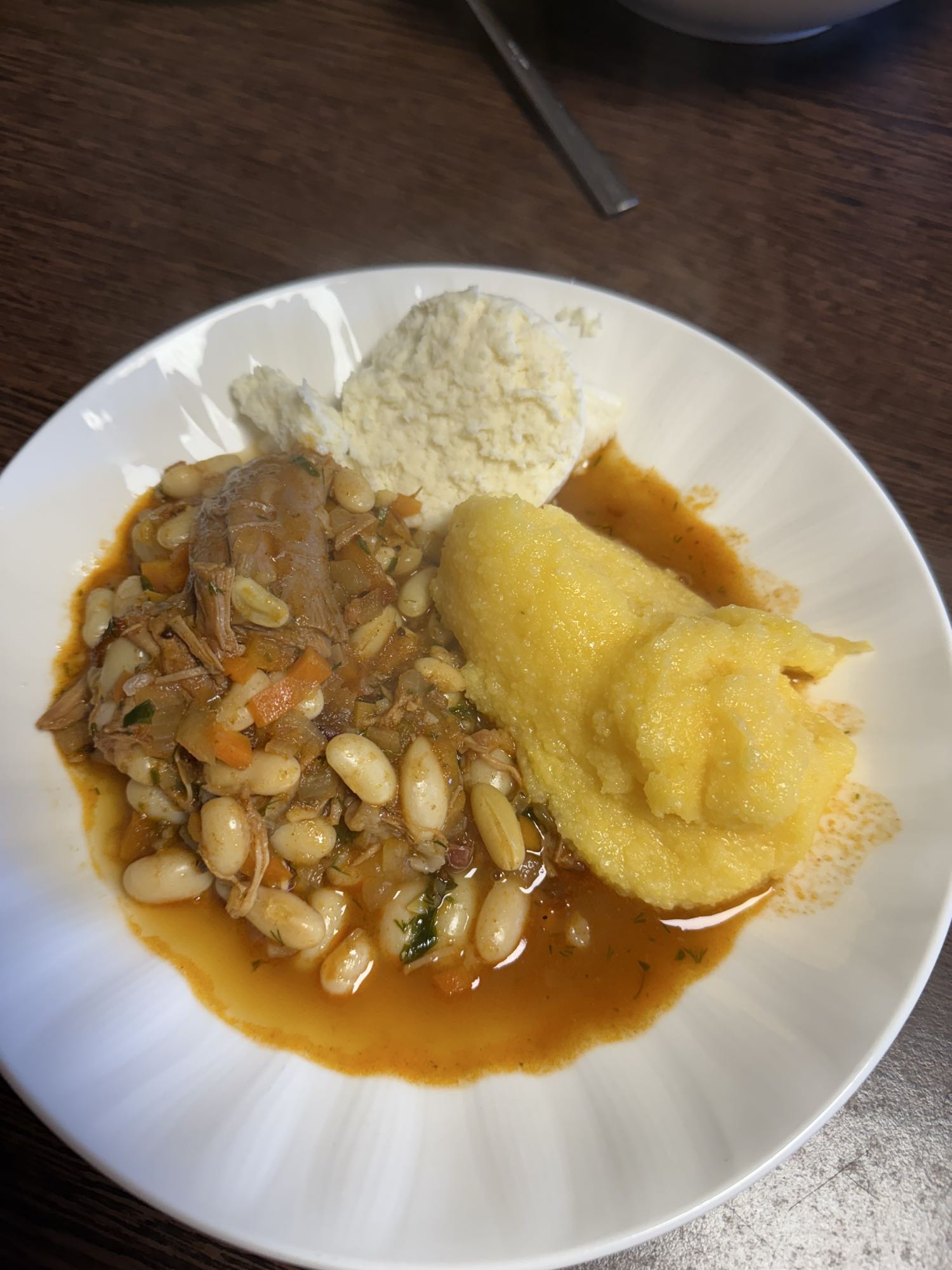 Iahnie cu mămăligă și brânză