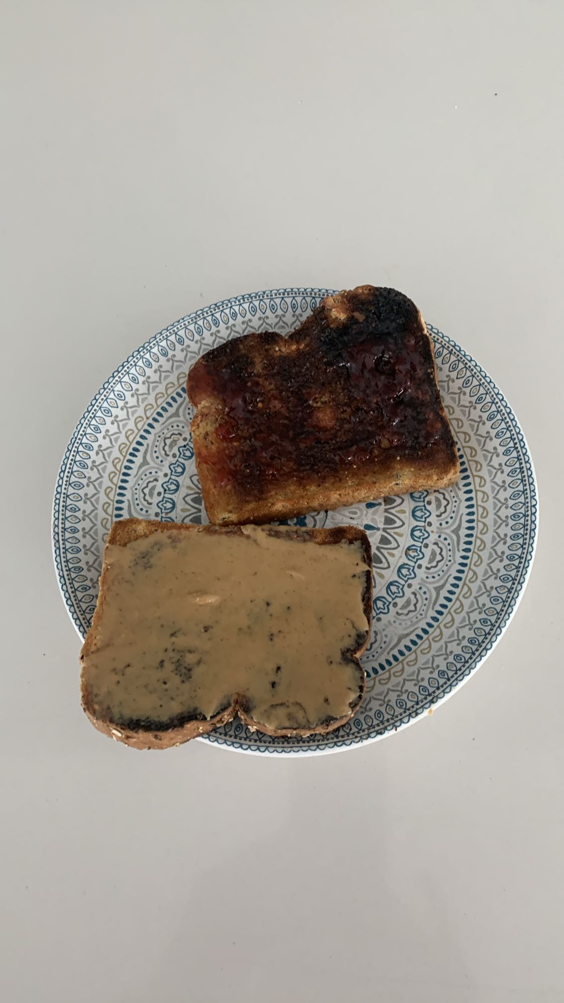 Tartines beurre de cacahuète et confiture