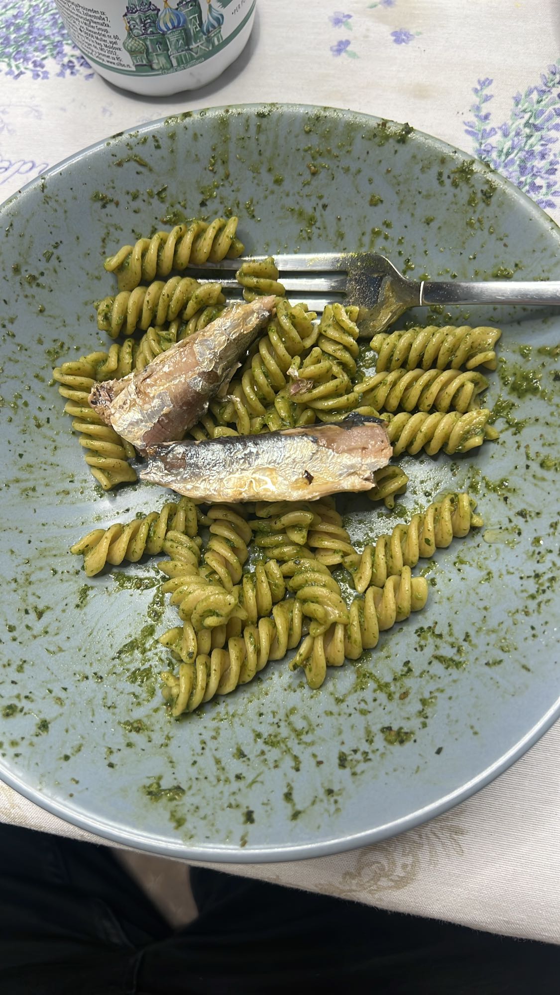Fusilli cu pesto și sardine