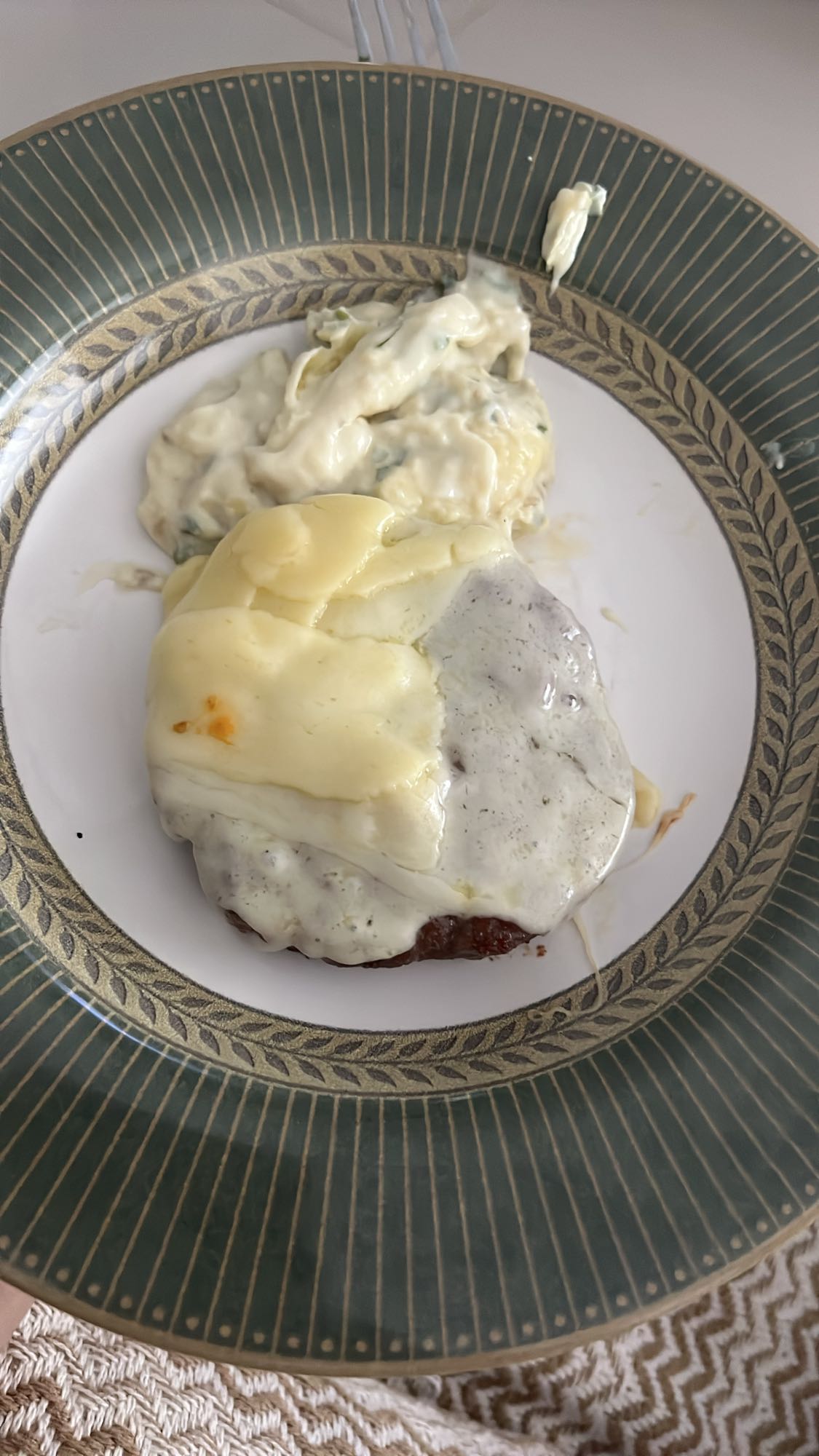 Hambúrguer com queijo e salada cremosa