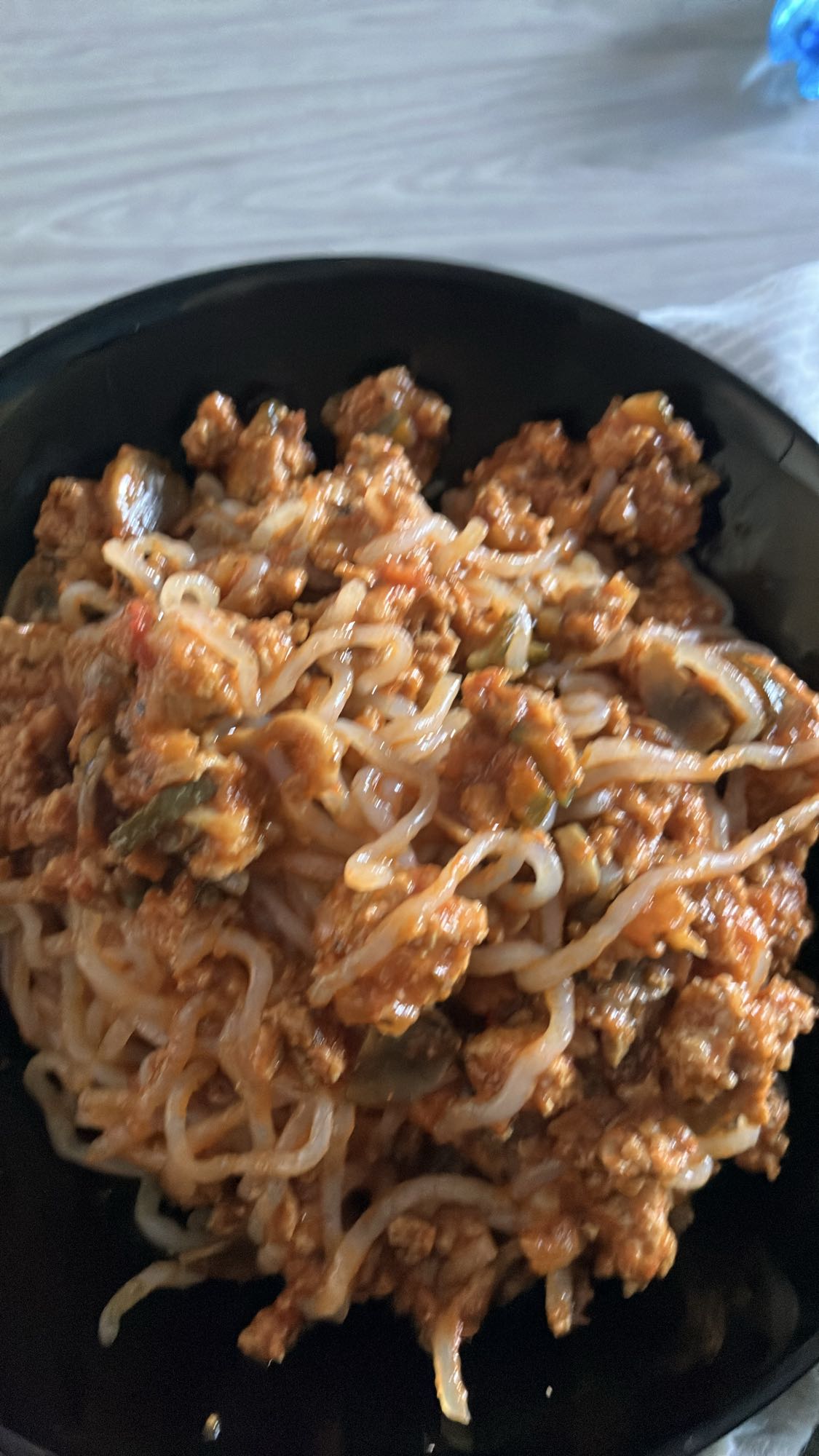 Makaron z mięsem w sosie