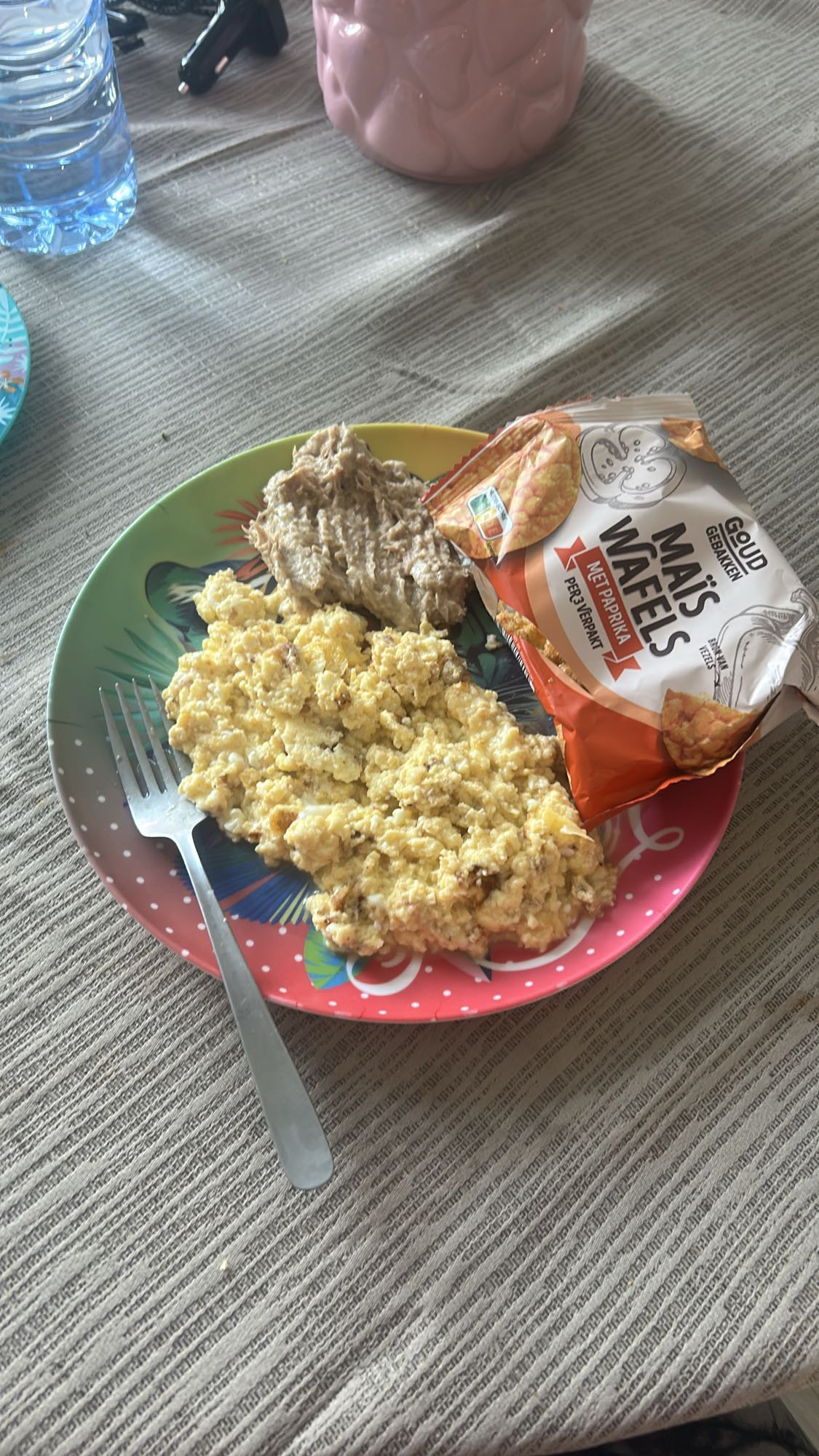 Roerei met tonijn en maïs wafels