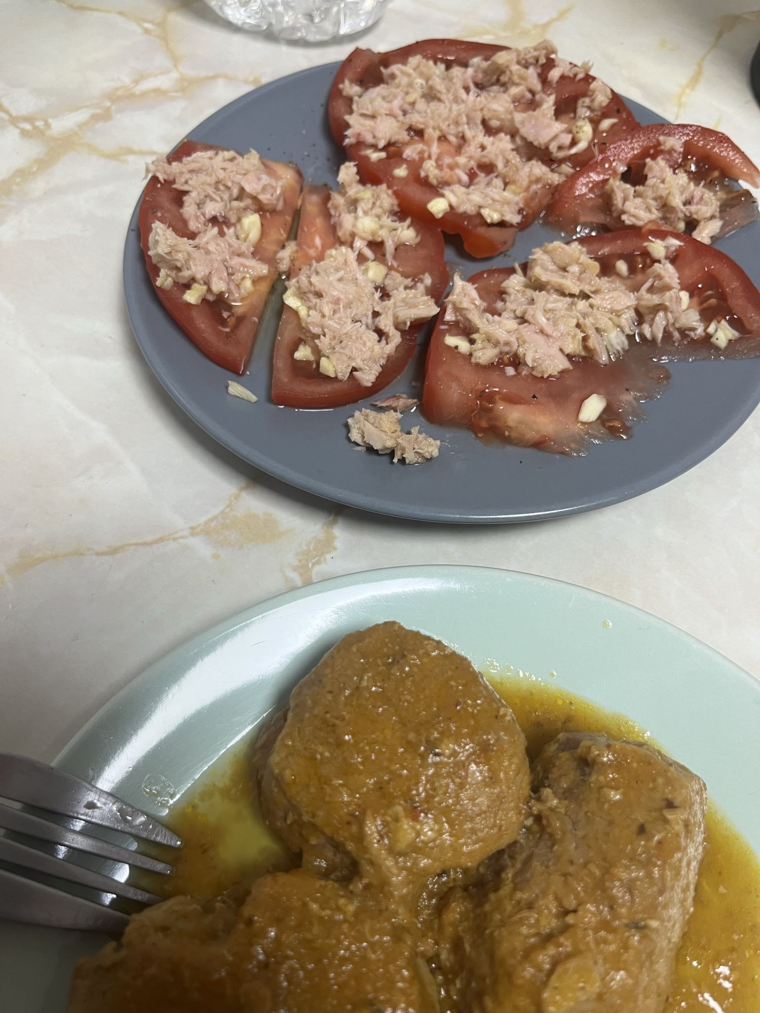 Atún con tomate y albóndigas