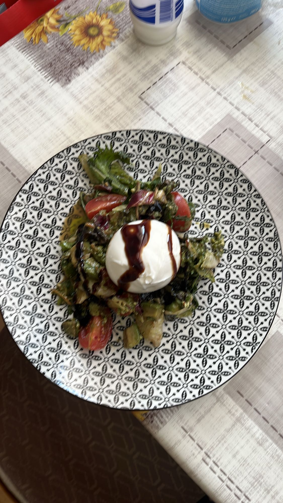 Салата с моцарела и балсамико