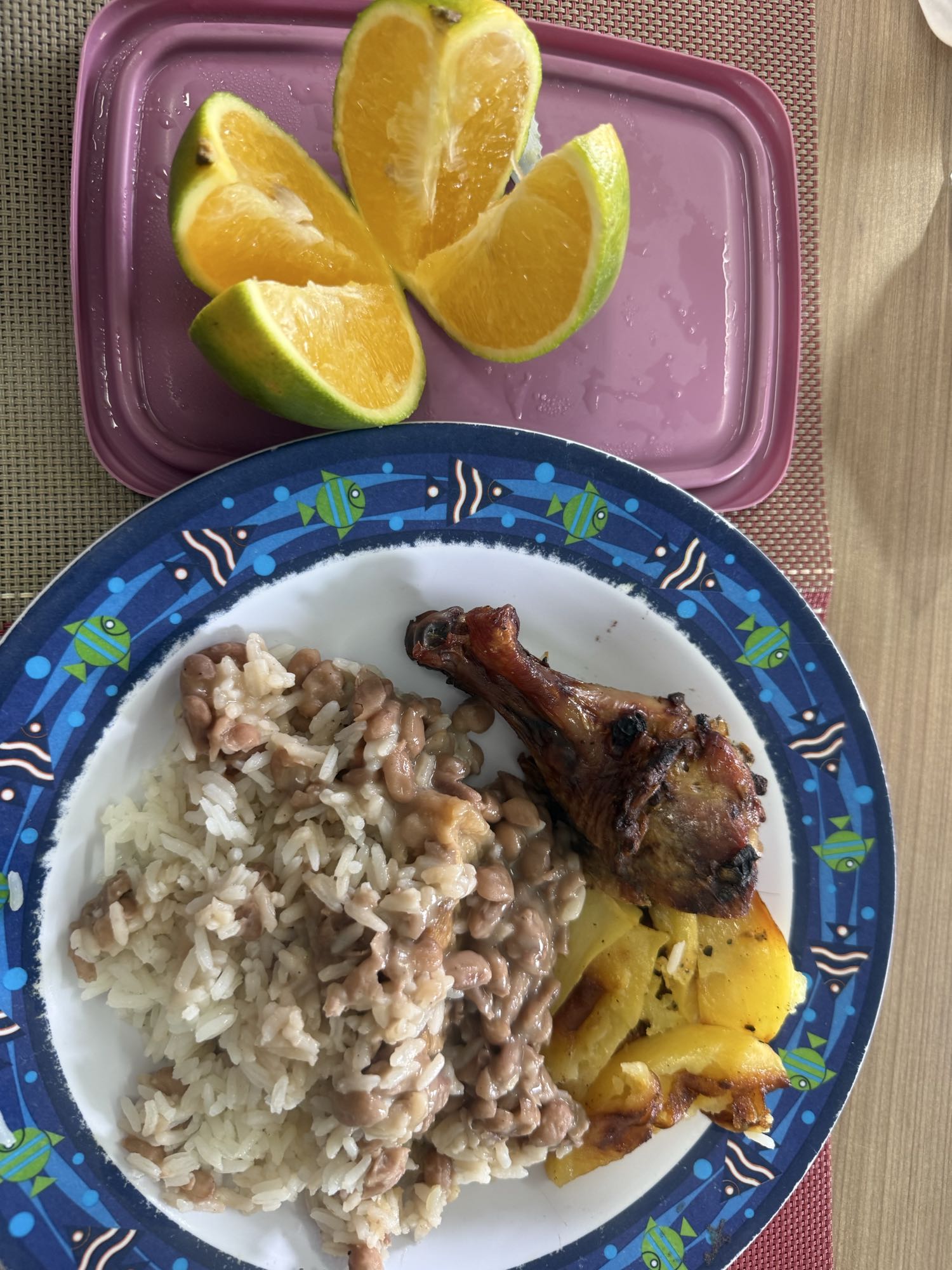 Arroz, feijão, frango e laranja