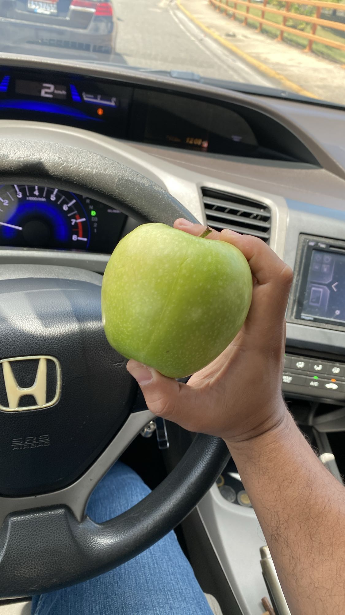 Manzana verde entera