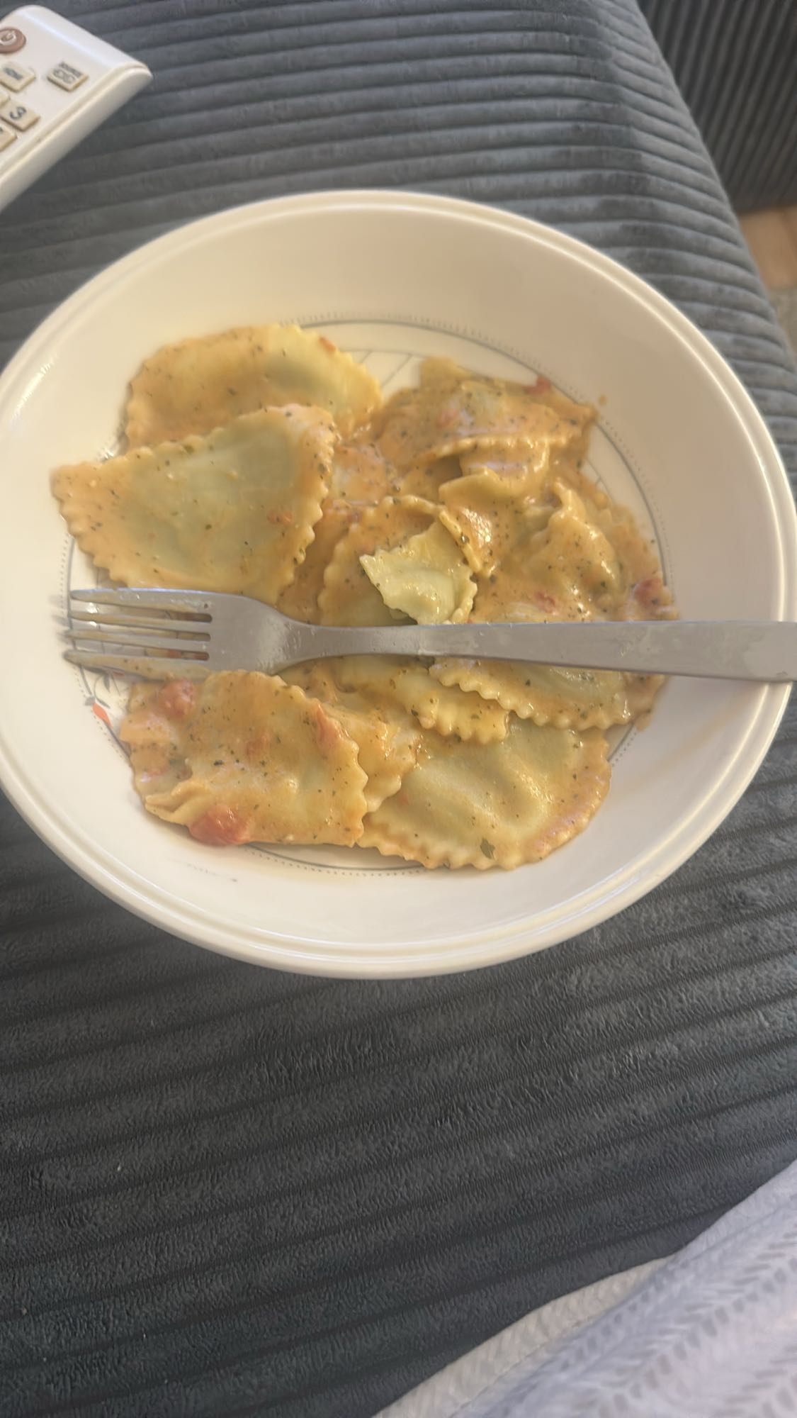 Peynirli ravioli tabak
