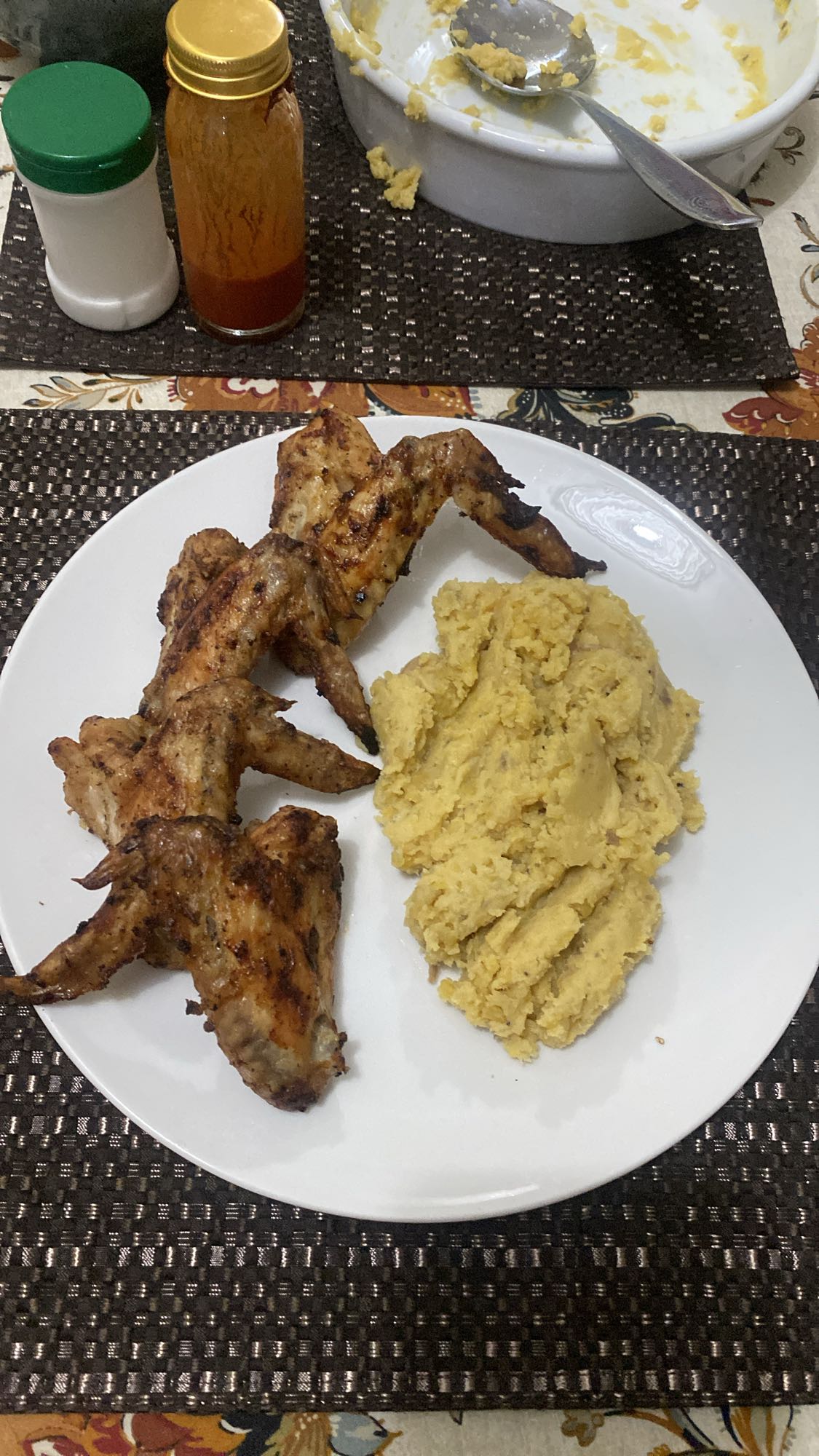 Alitas y puré de plátano