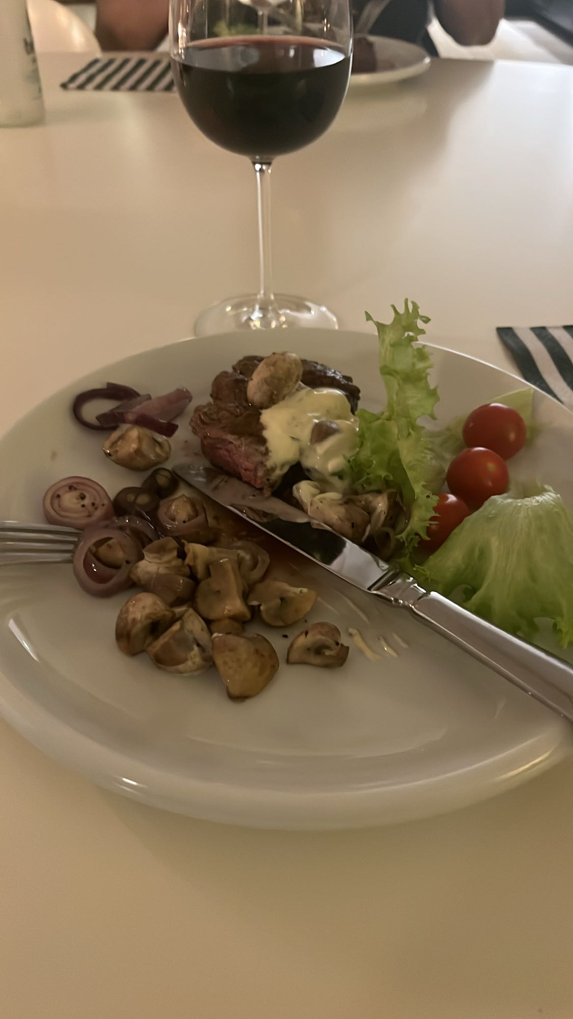 Biff med svamp och sallad