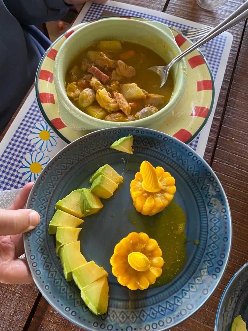 Sancocho con aguacate