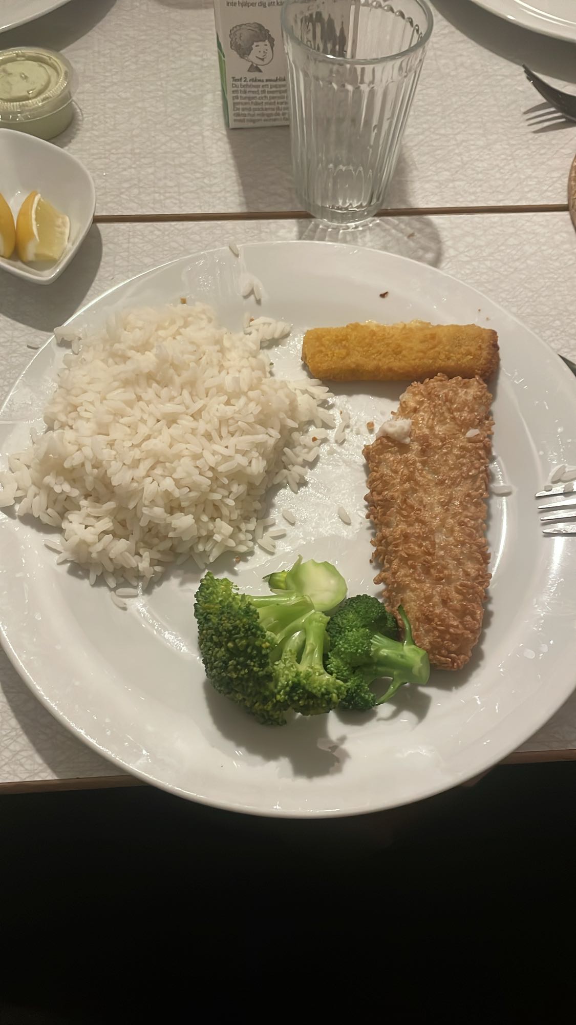 Fisk med ris och broccoli