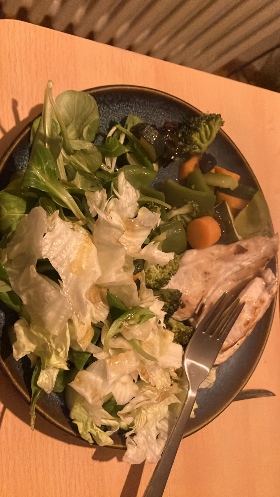 Salada com frango grelhado