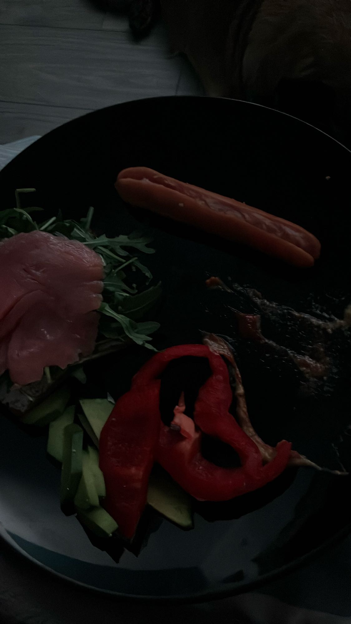 Kanapka z łososiem i parówką