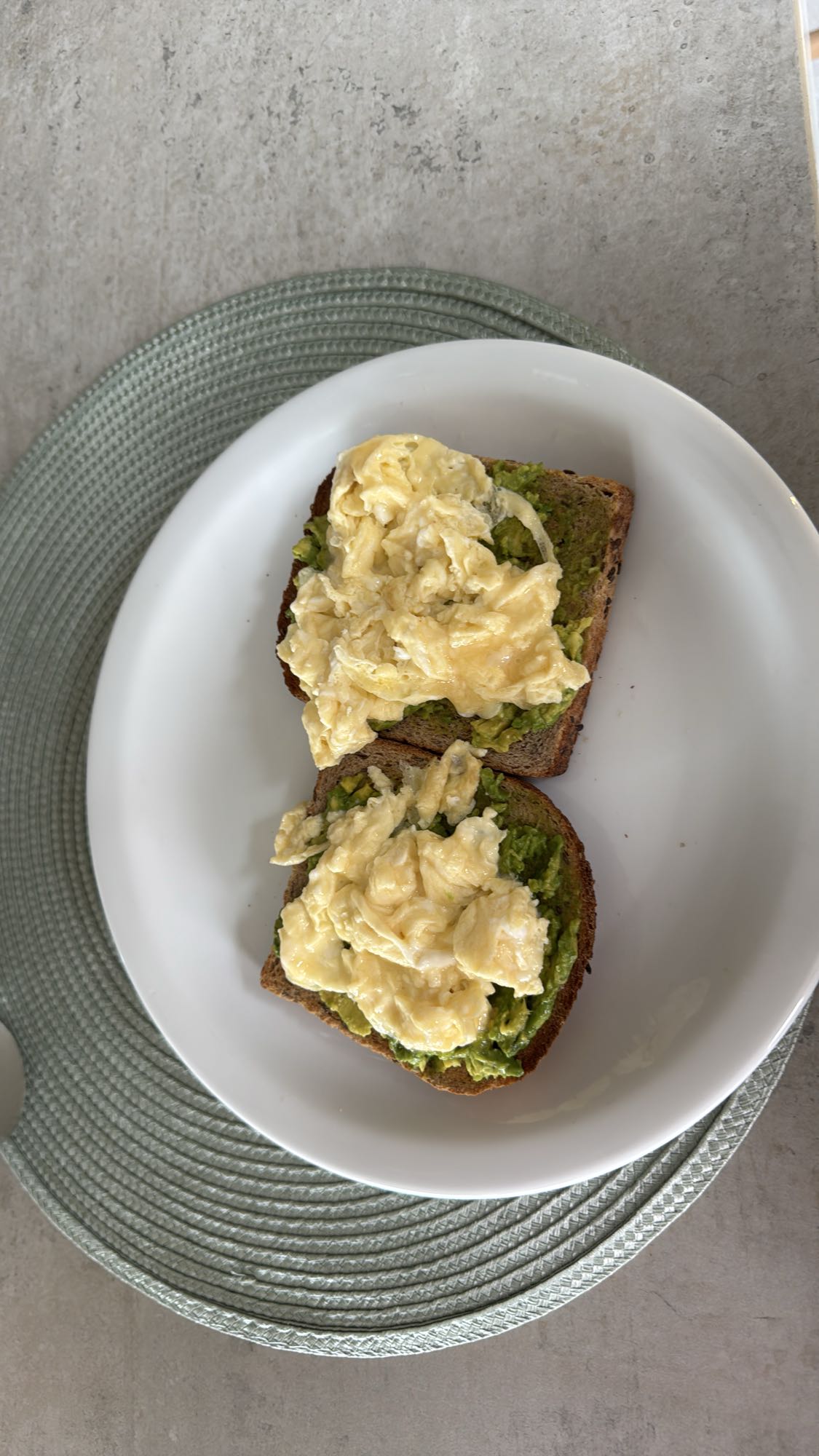 Tostadas con huevo y aguacate