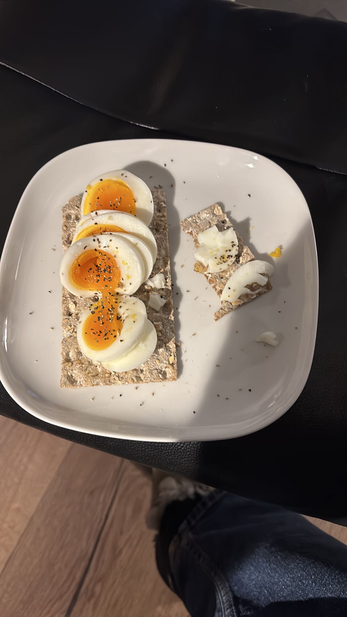 Knekkebrød med egg