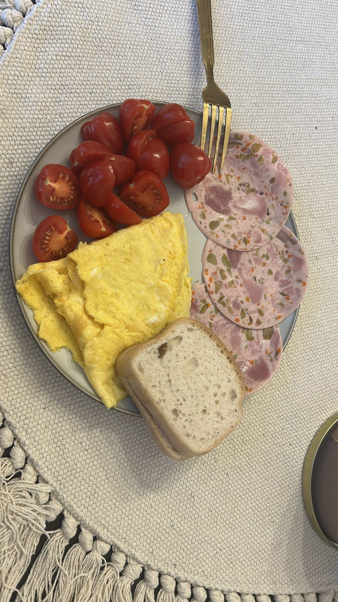 Mic dejun cu omletă și legume