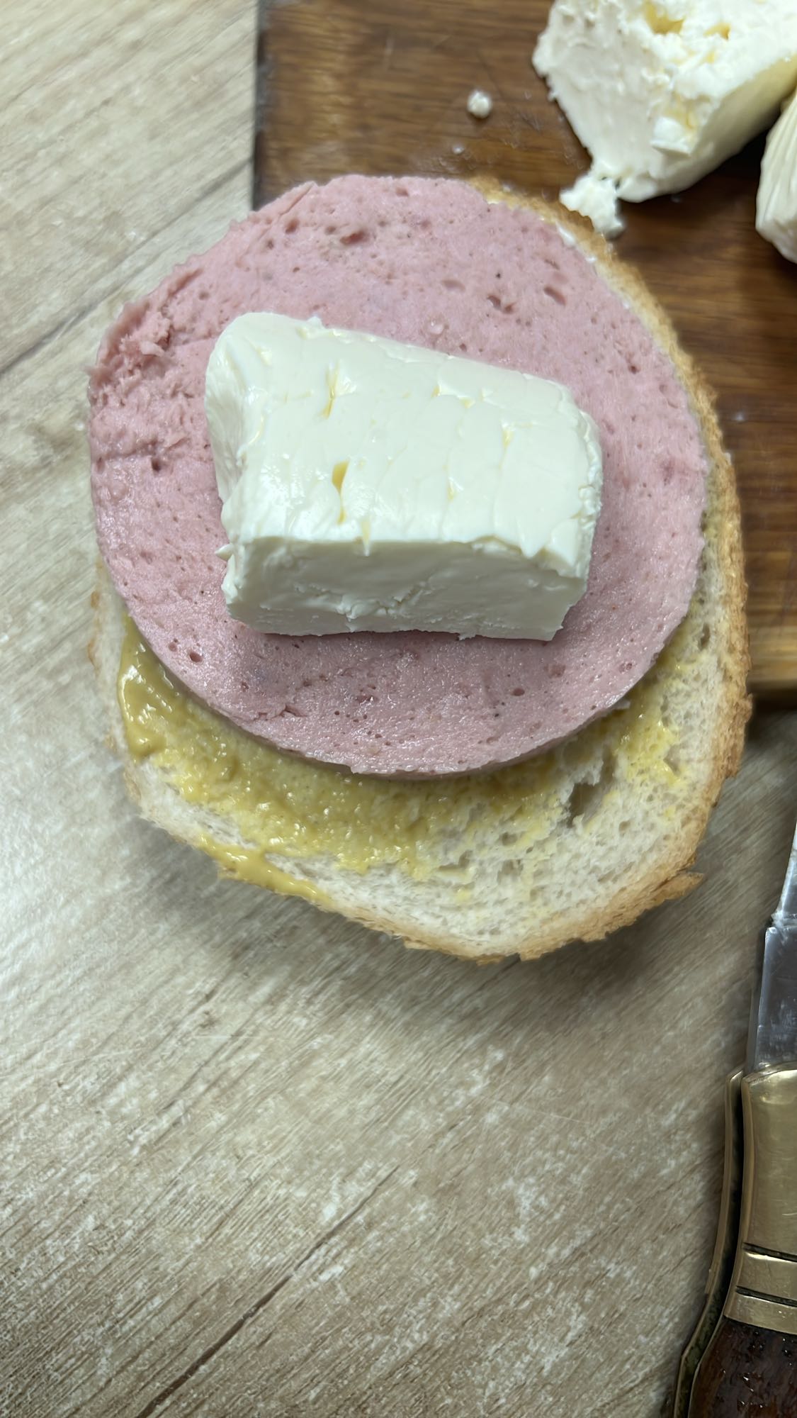 Sandviș cu parizer și brânză