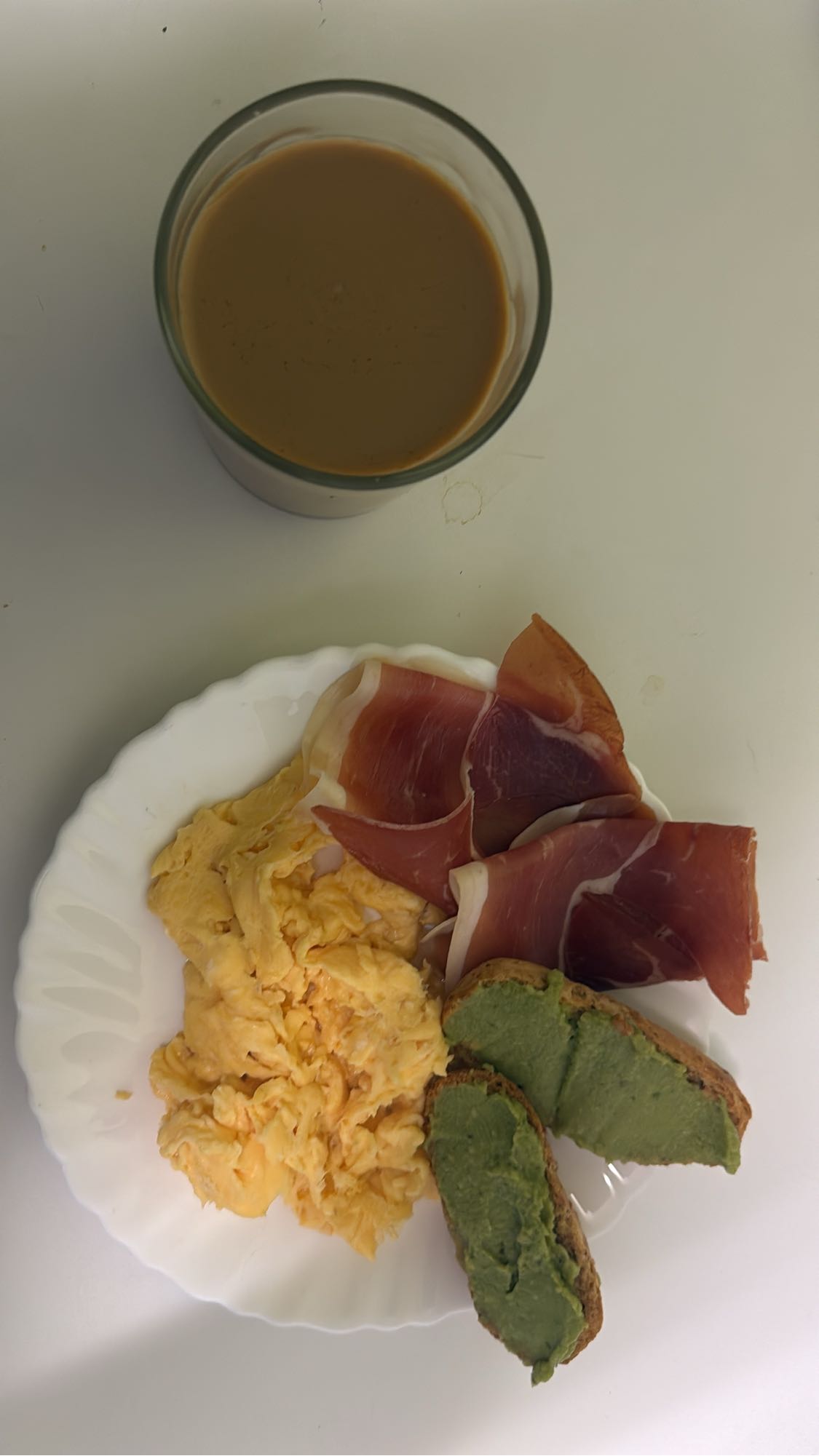 Desayuno con huevo y jamón