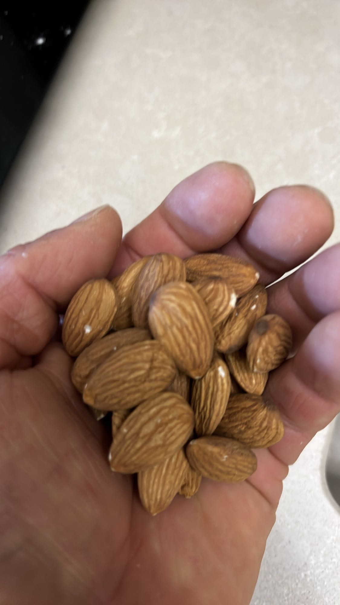 Badem atıştırmalığı