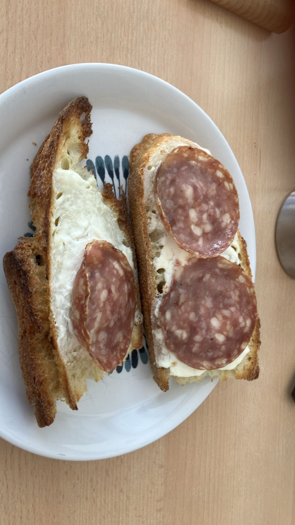 Torrada com salame e queijo