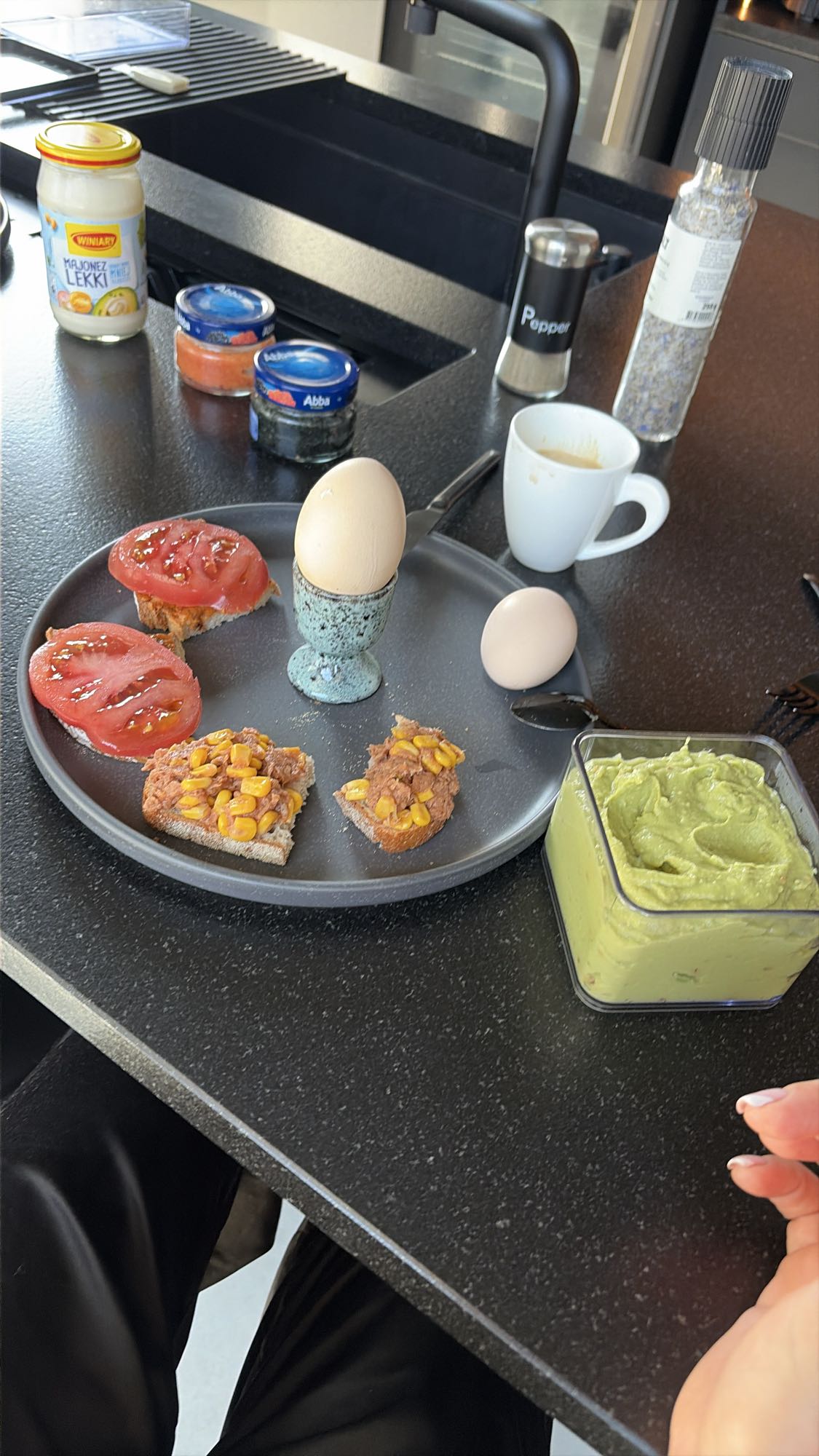 Śniadanie z jajkiem i pastą