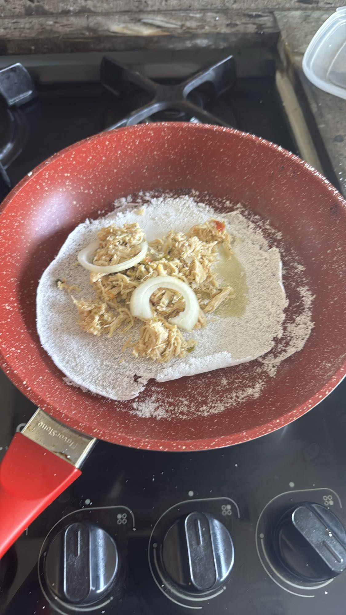 Tapioca com frango e cebola