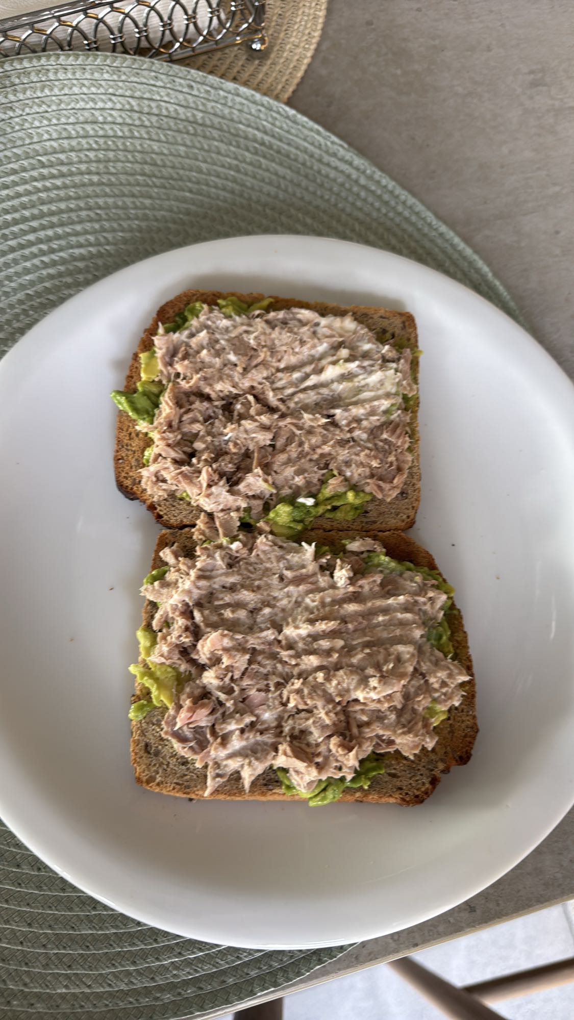 tostadas de atún y aguacate