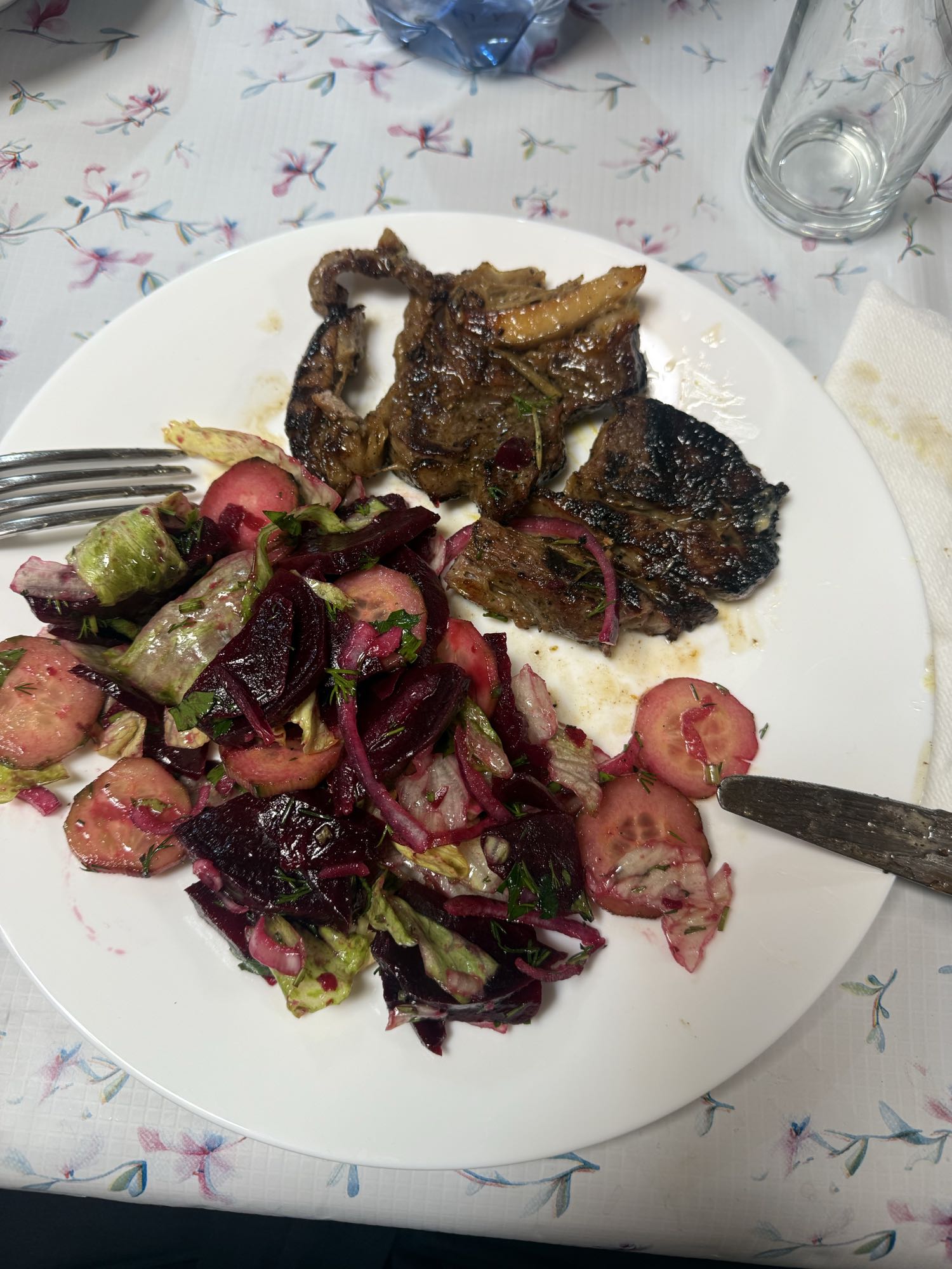 Friptură cu salată de sfeclă