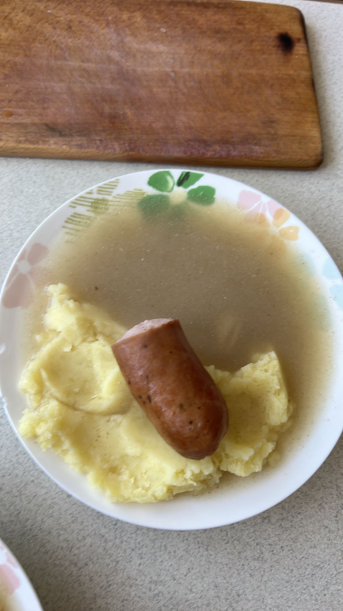 Kiełbasa z puree i sosem