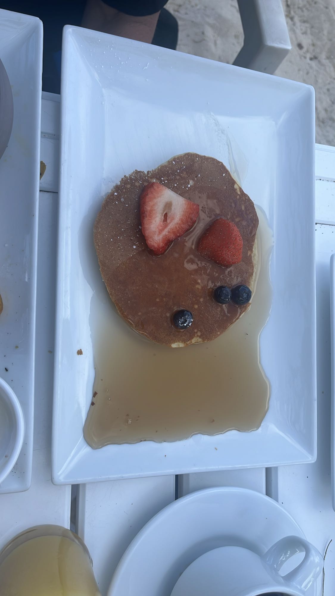 Pannkakor med bär och sirap