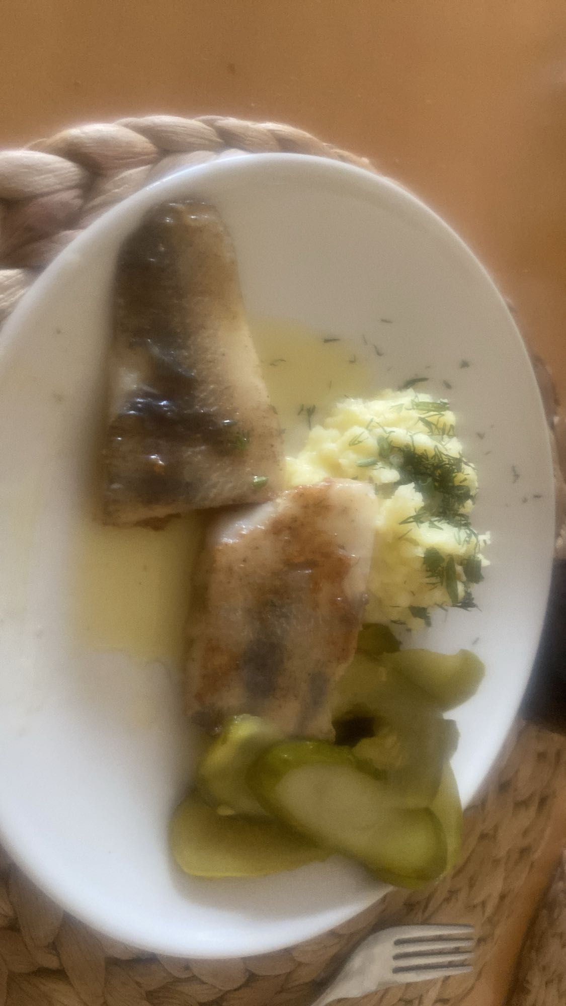 Ryba z ziemniakami i ogórkiem