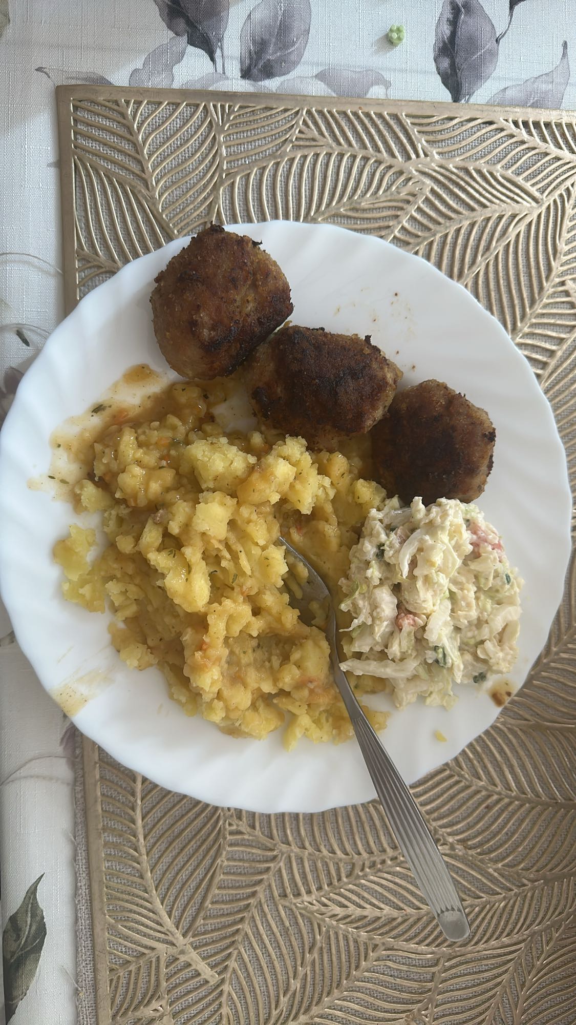 Kotlety z ziemniakami i surówką